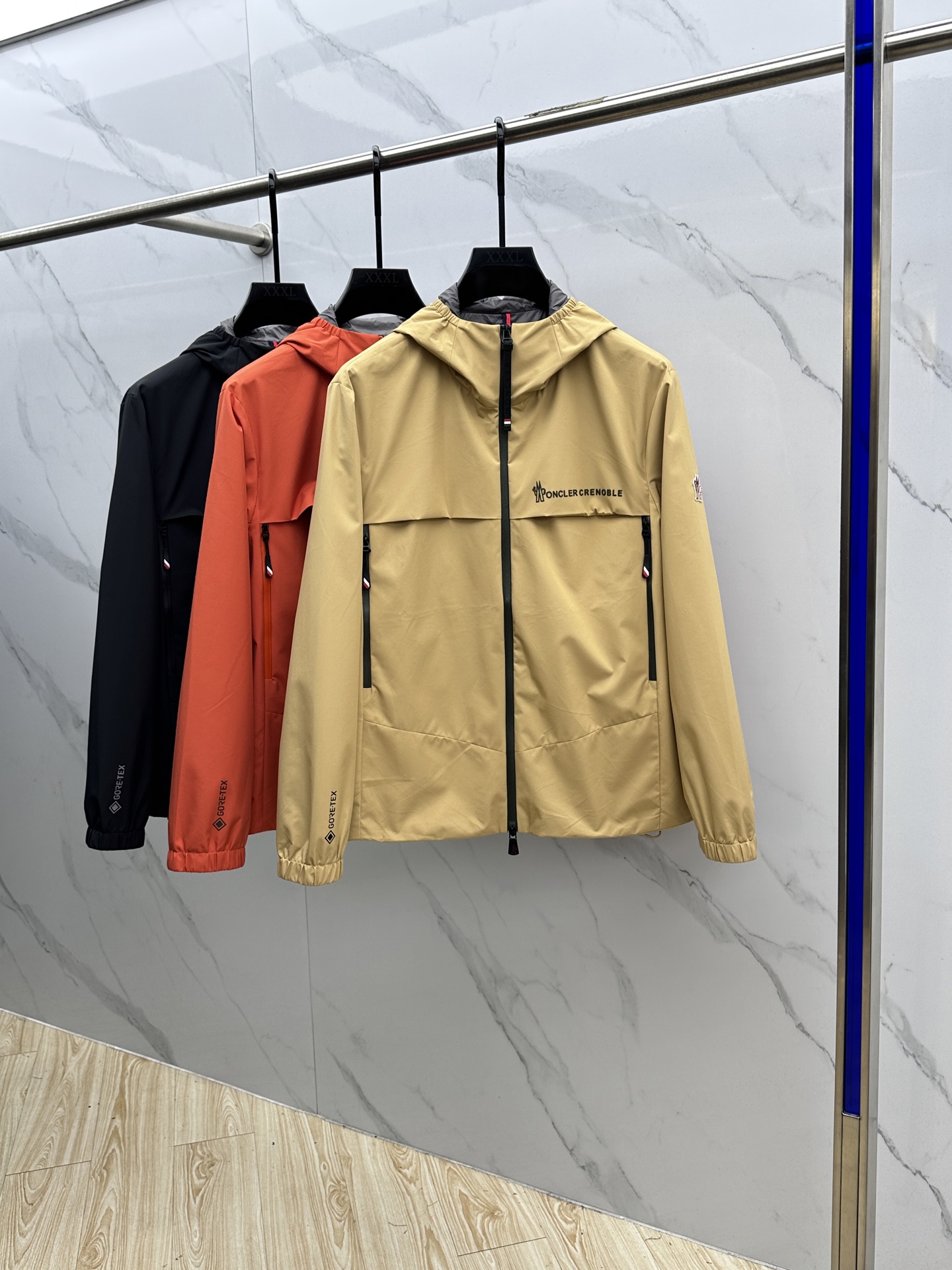 NO:568095,Moncler's new 2025ss early autumn new quilted hooded jacket with letter logo is a popular autumn style. It makes you feel comfortable and slim when you wear it. It is lazy and casual. It is particularly attractive when combined with clean and simple colors. It is suitable for daily wear~ We are launching sports items decorated with vibrant prints!  AL size M-3XL,,Moncler,jackets & coats,jackets & coats,hats,alexander wang19860909Moncler蒙口 2025ss早秋新款发布夹棉连帽夹克外套,字母logo标识 秋季爆款,穿上就是舒适自在又显瘦的存在,慵懒而随性,结合干净简单的色系就特别耐看,适合日常穿着~倾情推出缀饰活力印花的运动单品！AL 尺码M-3XL,,Moncler,jackets & coats,jackets & coats,hats,alexander wang,Men's clothing