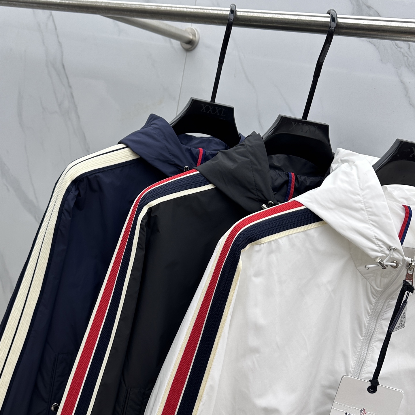 🆕Moncler蒙口 2025SS早秋侧边拼色织带设计连帽夹克外套，织物布面光洁细腻，呈现出细密的肌理和