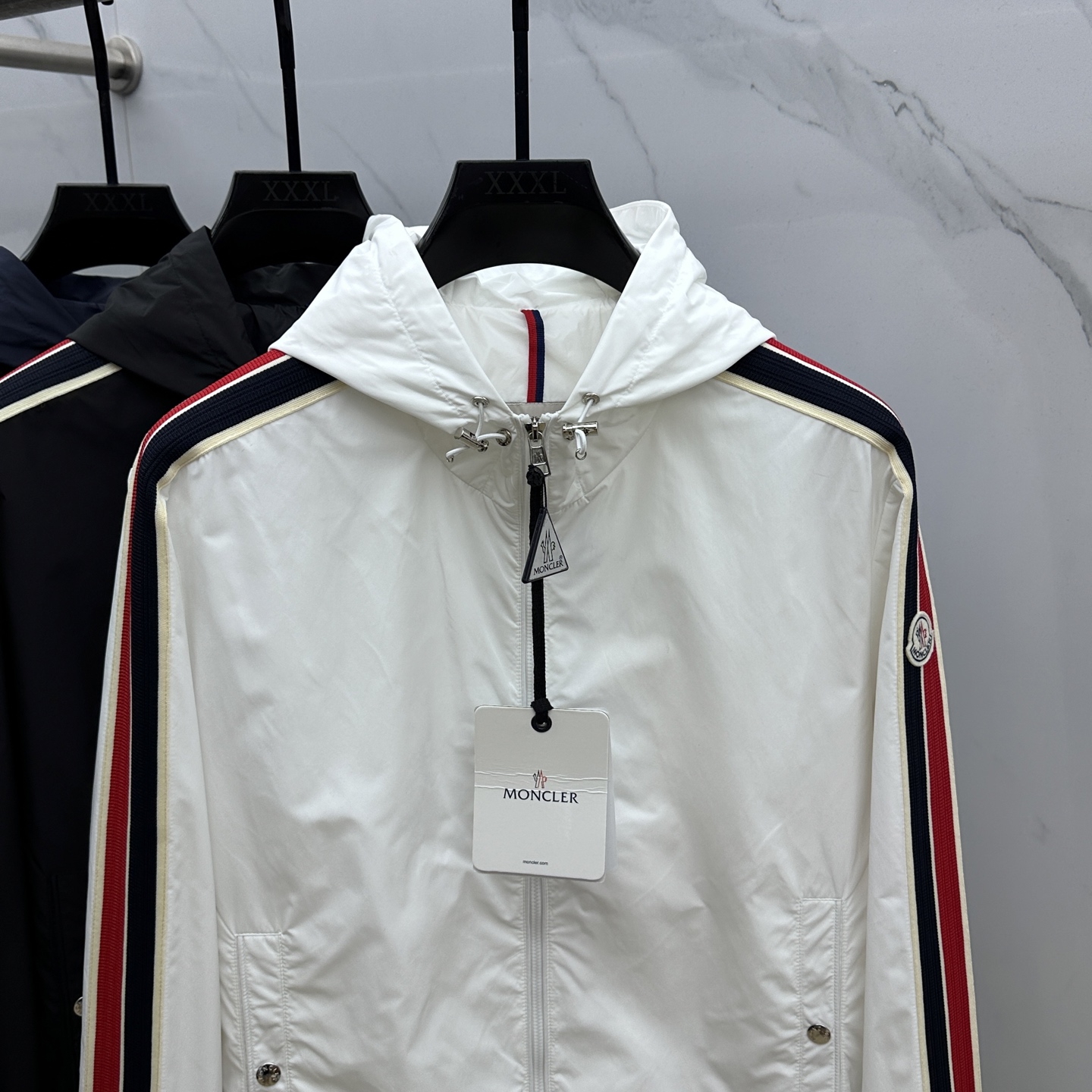 🆕Moncler蒙口 2025SS早秋侧边拼色织带设计连帽夹克外套，织物布面光洁细腻，呈现出细密的肌理和