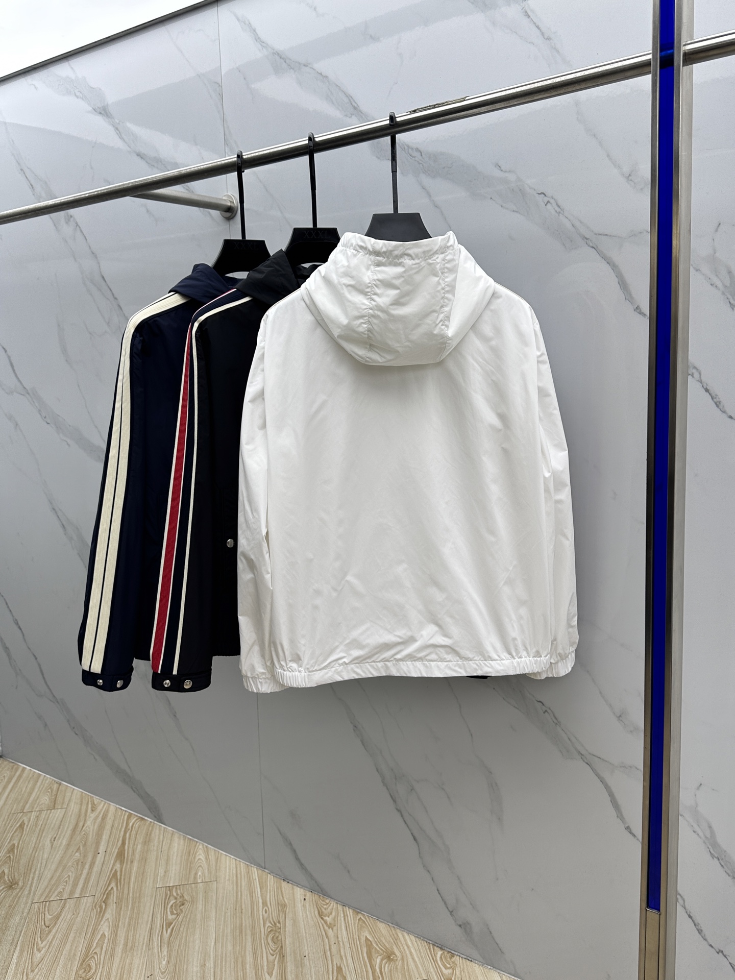 🆕Moncler蒙口 2025SS早秋侧边拼色织带设计连帽夹克外套，织物布面光洁细腻，呈现出细密的肌理和