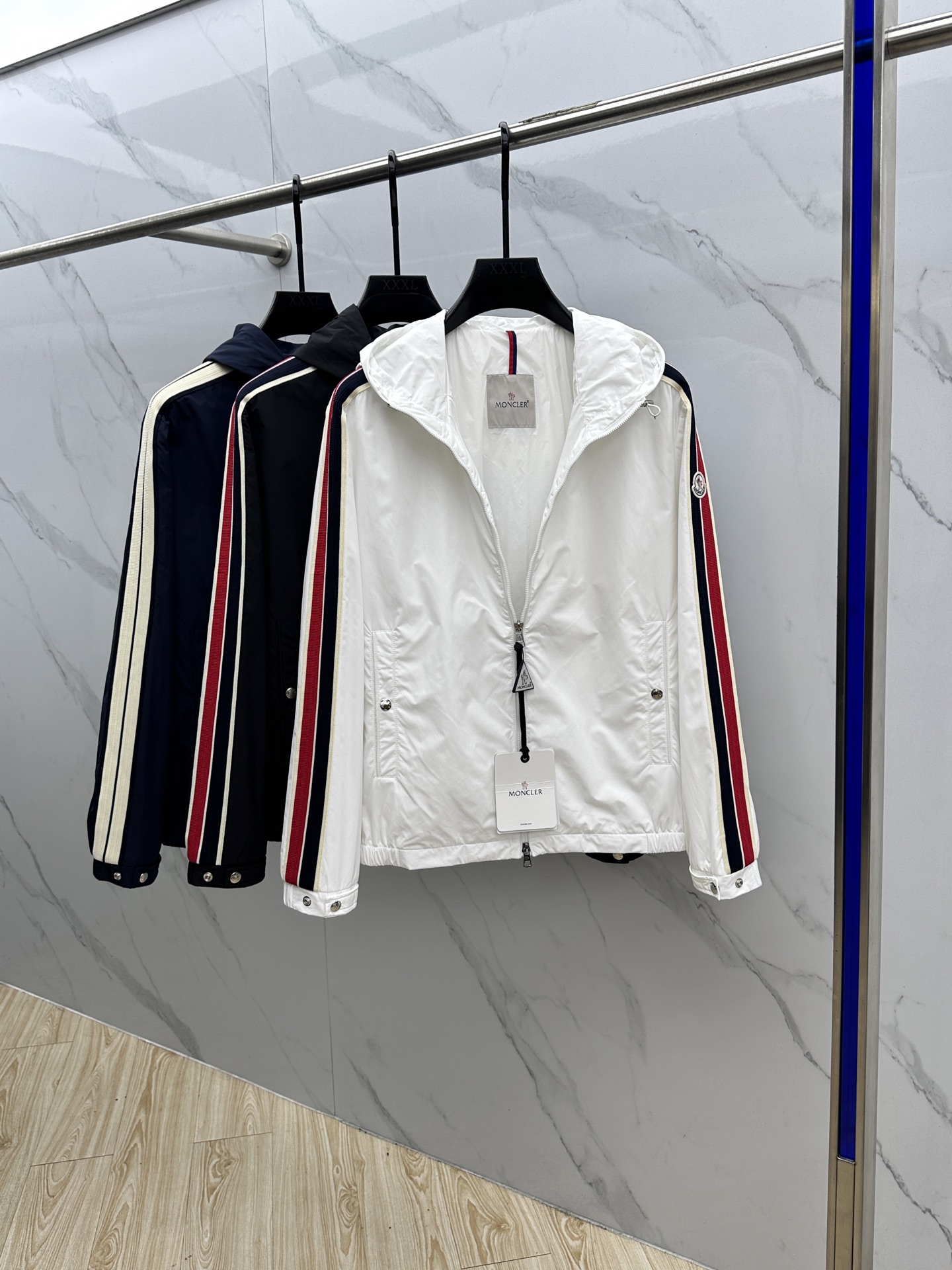 🆕Moncler蒙口 2025SS早秋侧边拼色织带设计连帽夹克外套，织物布面光洁细腻，呈现出细密的肌理和