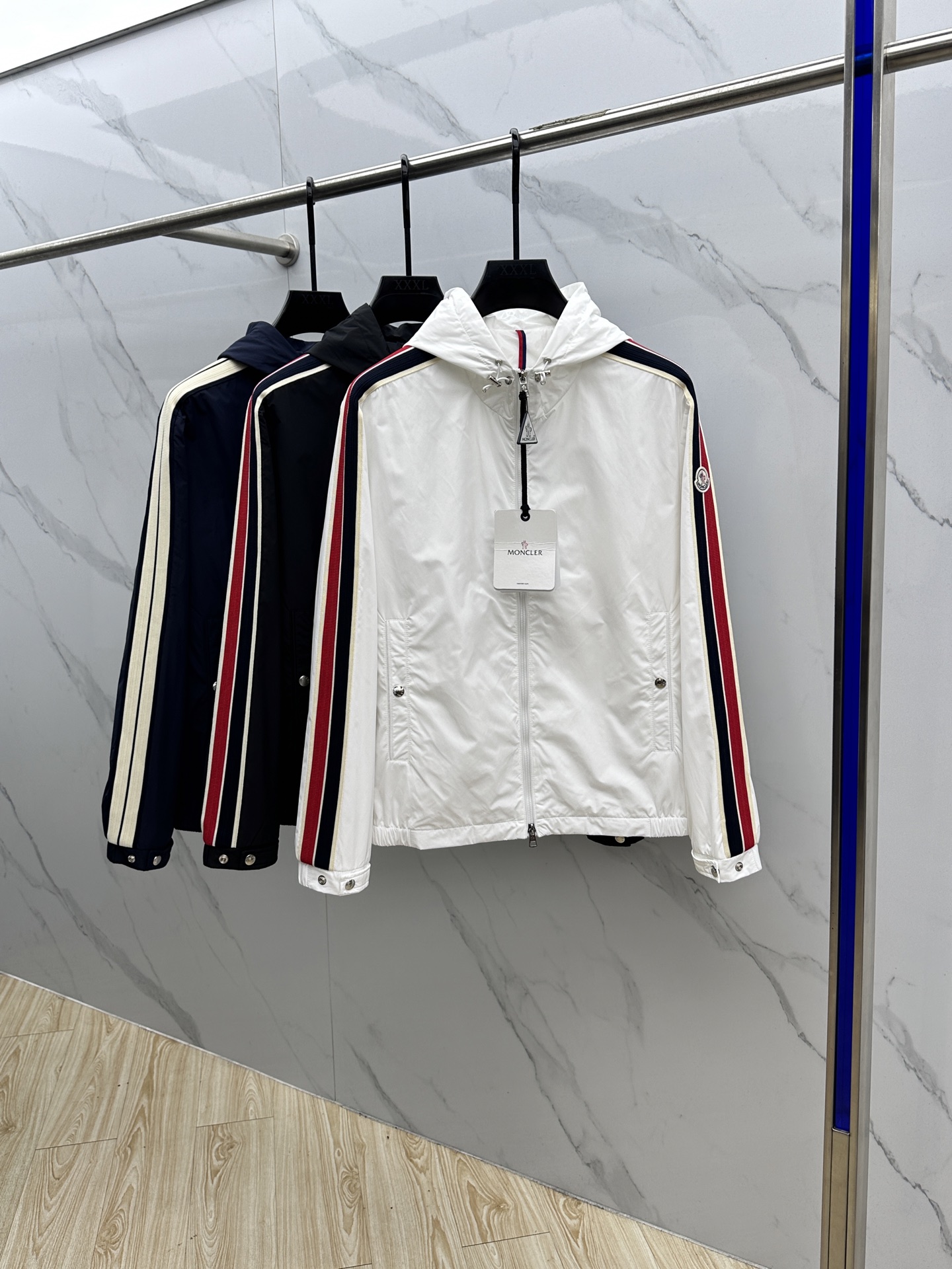 🆕Moncler蒙口 2025SS早秋侧边拼色织带设计连帽夹克外套，织物布面光洁细腻，呈现出细密的肌理和