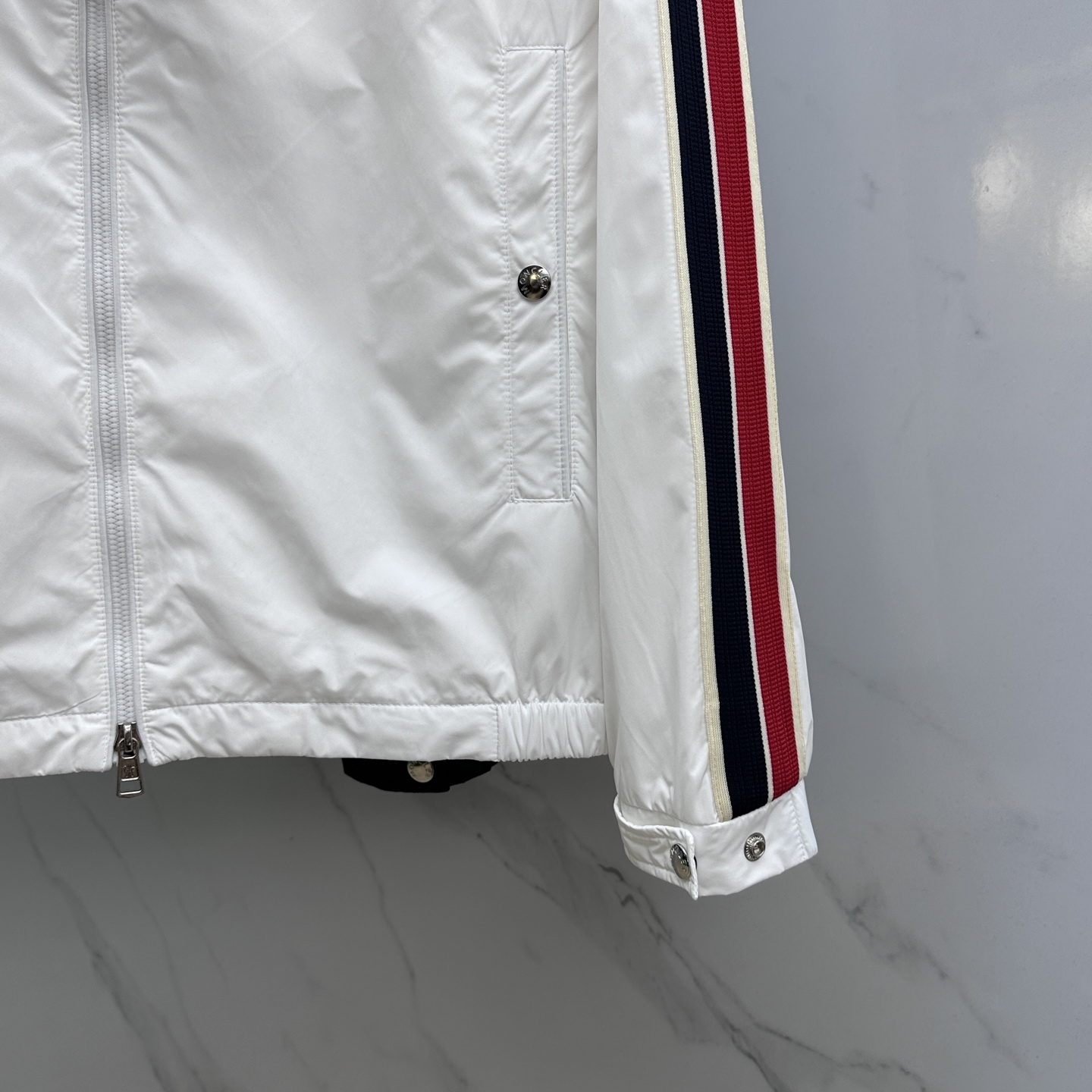 🆕Moncler蒙口 2025SS早秋侧边拼色织带设计连帽夹克外套，织物布面光洁细腻，呈现出细密的肌理和