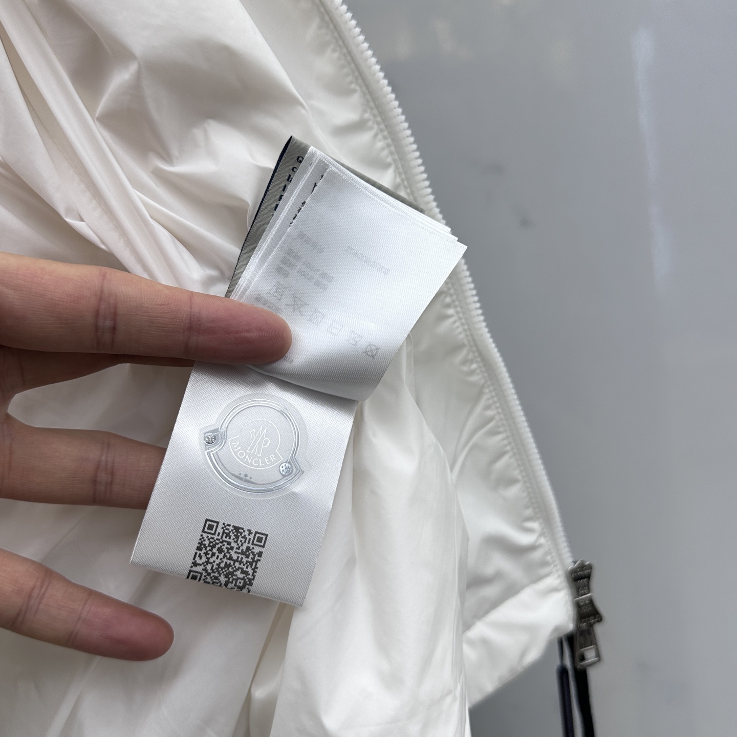 🆕Moncler蒙口 2025SS早秋侧边拼色织带设计连帽夹克外套，织物布面光洁细腻，呈现出细密的肌理和