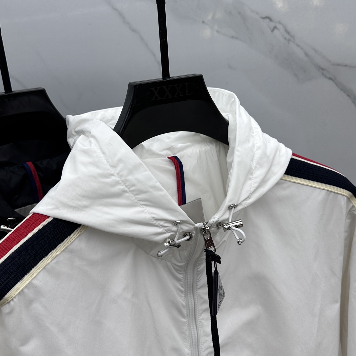 🆕Moncler蒙口 2025SS早秋侧边拼色织带设计连帽夹克外套，织物布面光洁细腻，呈现出细密的肌理和