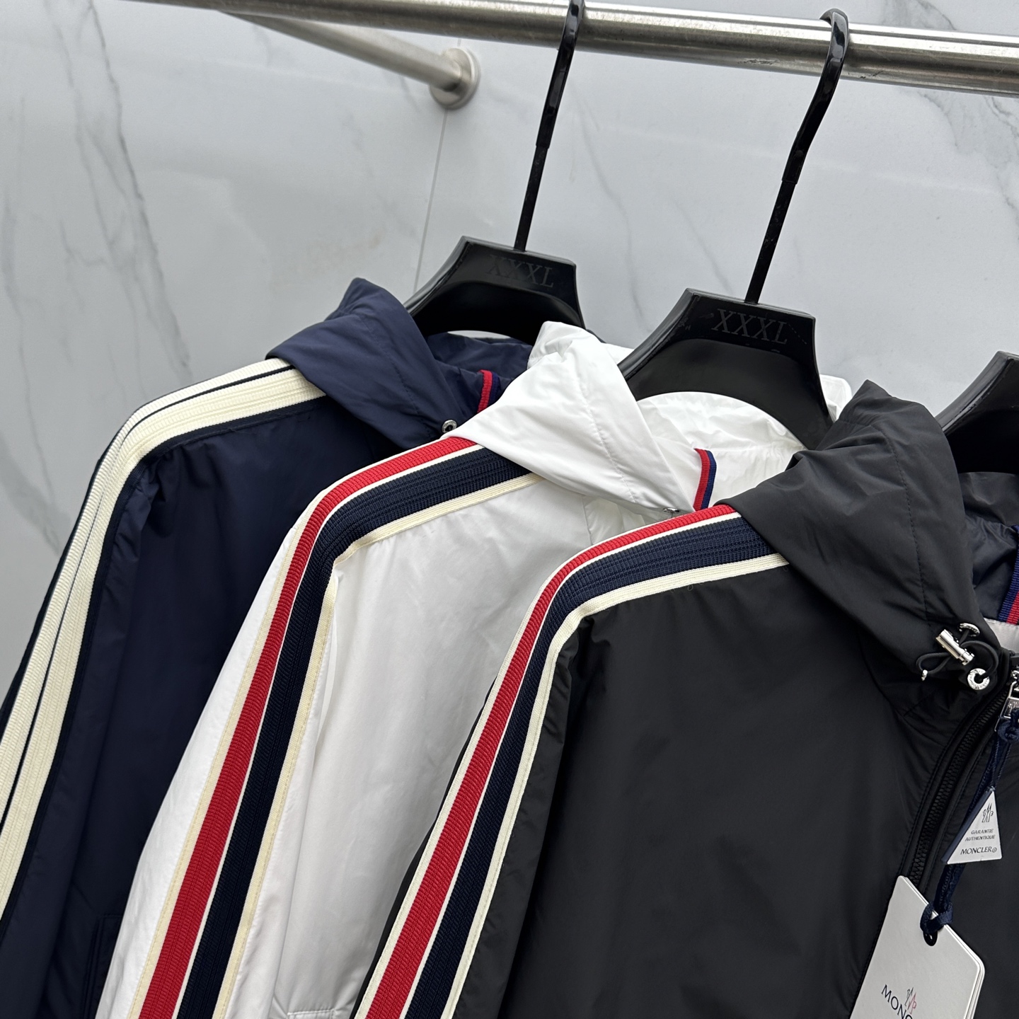 🆕Moncler蒙口 2025SS早秋侧边拼色织带设计连帽夹克外套，织物布面光洁细腻，呈现出细密的肌理和