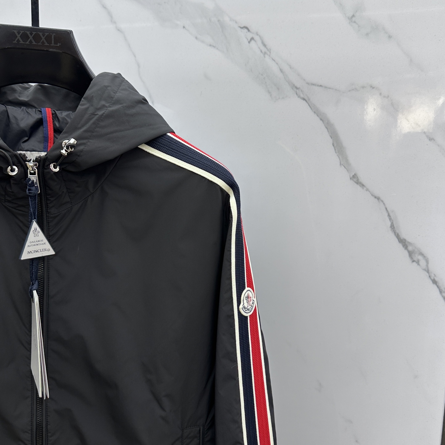 🆕Moncler蒙口 2025SS早秋侧边拼色织带设计连帽夹克外套，织物布面光洁细腻，呈现出细密的肌理和