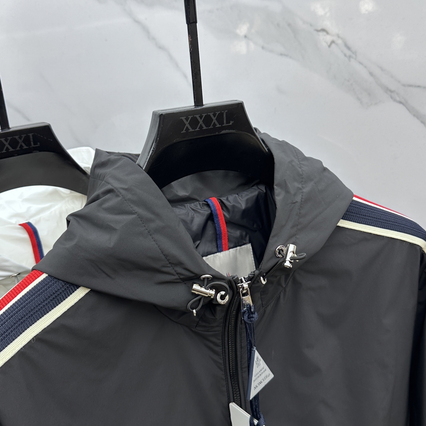 🆕Moncler蒙口 2025SS早秋侧边拼色织带设计连帽夹克外套，织物布面光洁细腻，呈现出细密的肌理和