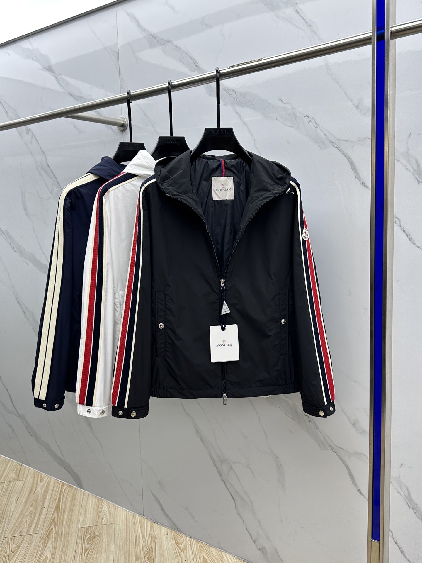 🆕Moncler蒙口 2025SS早秋侧边拼色织带设计连帽夹克外套，织物布面光洁细腻，呈现出细密的肌理和