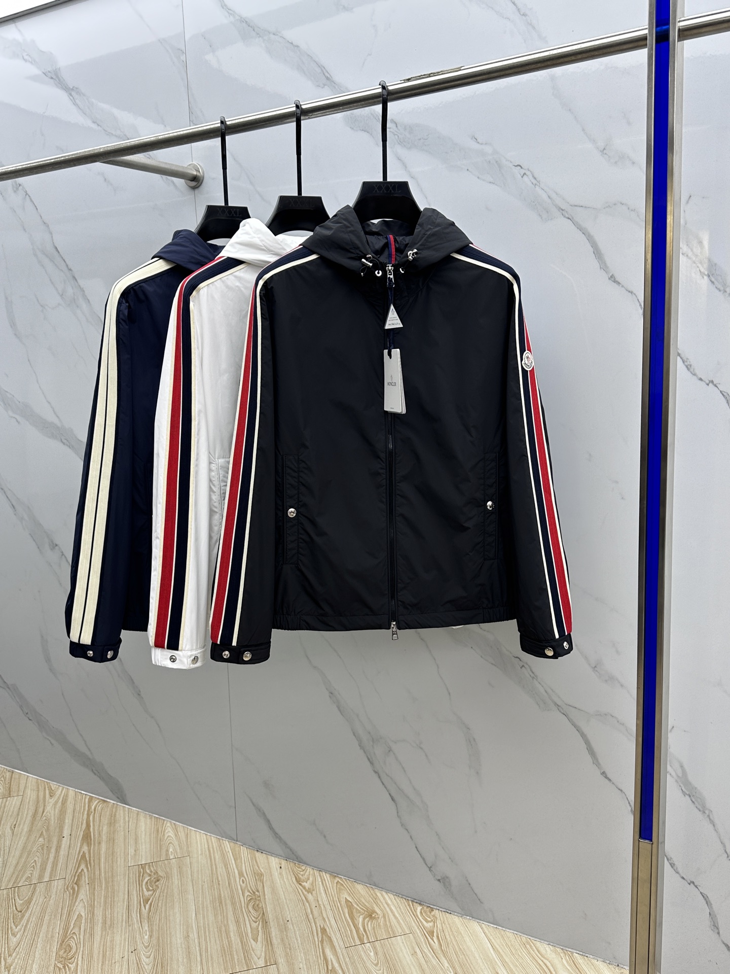 🆕Moncler蒙口 2025SS早秋侧边拼色织带设计连帽夹克外套，织物布面光洁细腻，呈现出细密的肌理和