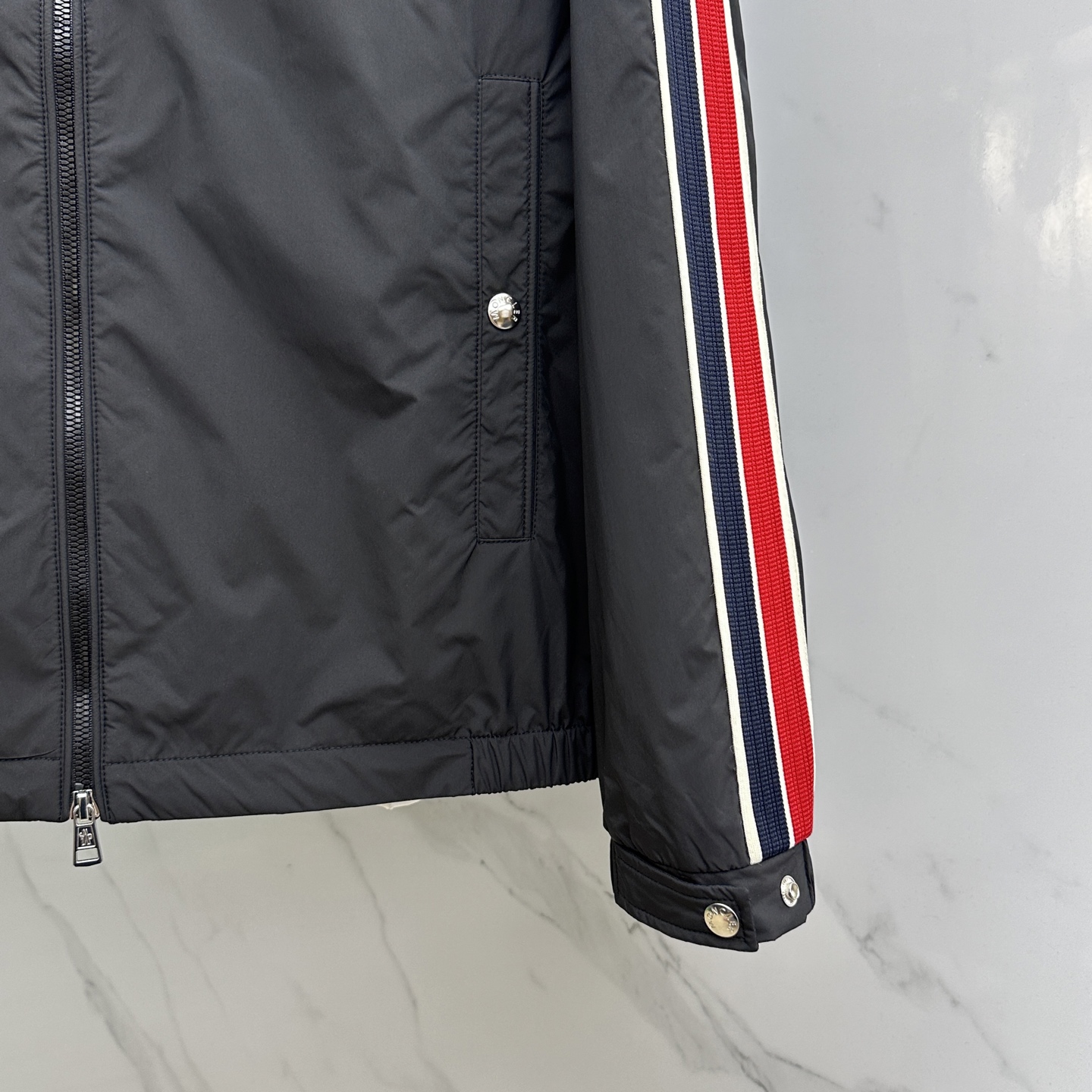 🆕Moncler蒙口 2025SS早秋侧边拼色织带设计连帽夹克外套，织物布面光洁细腻，呈现出细密的肌理和