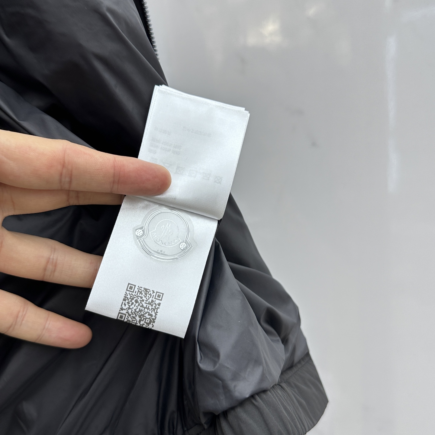 🆕Moncler蒙口 2025SS早秋侧边拼色织带设计连帽夹克外套，织物布面光洁细腻，呈现出细密的肌理和