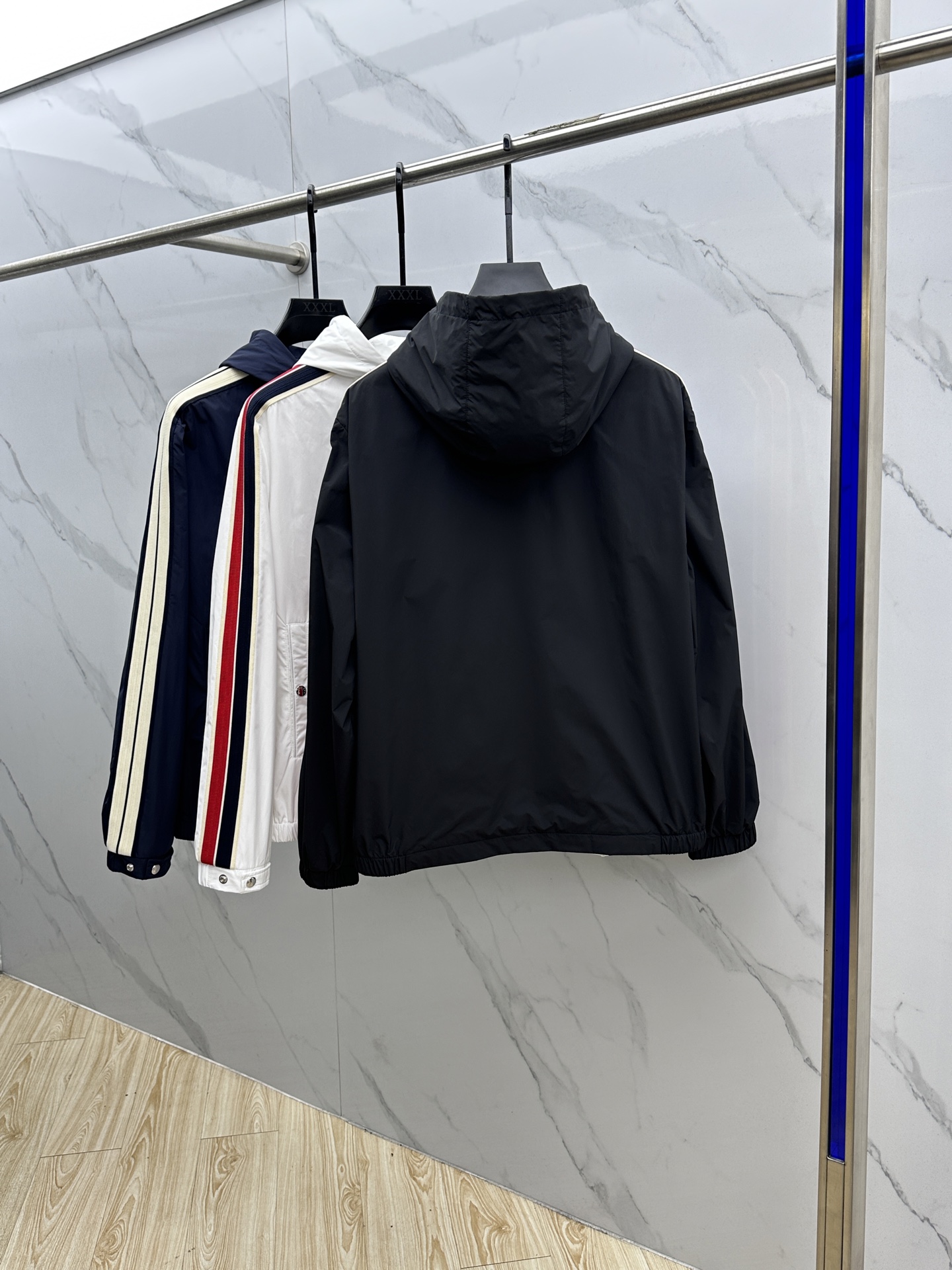 🆕Moncler蒙口 2025SS早秋侧边拼色织带设计连帽夹克外套，织物布面光洁细腻，呈现出细密的肌理和