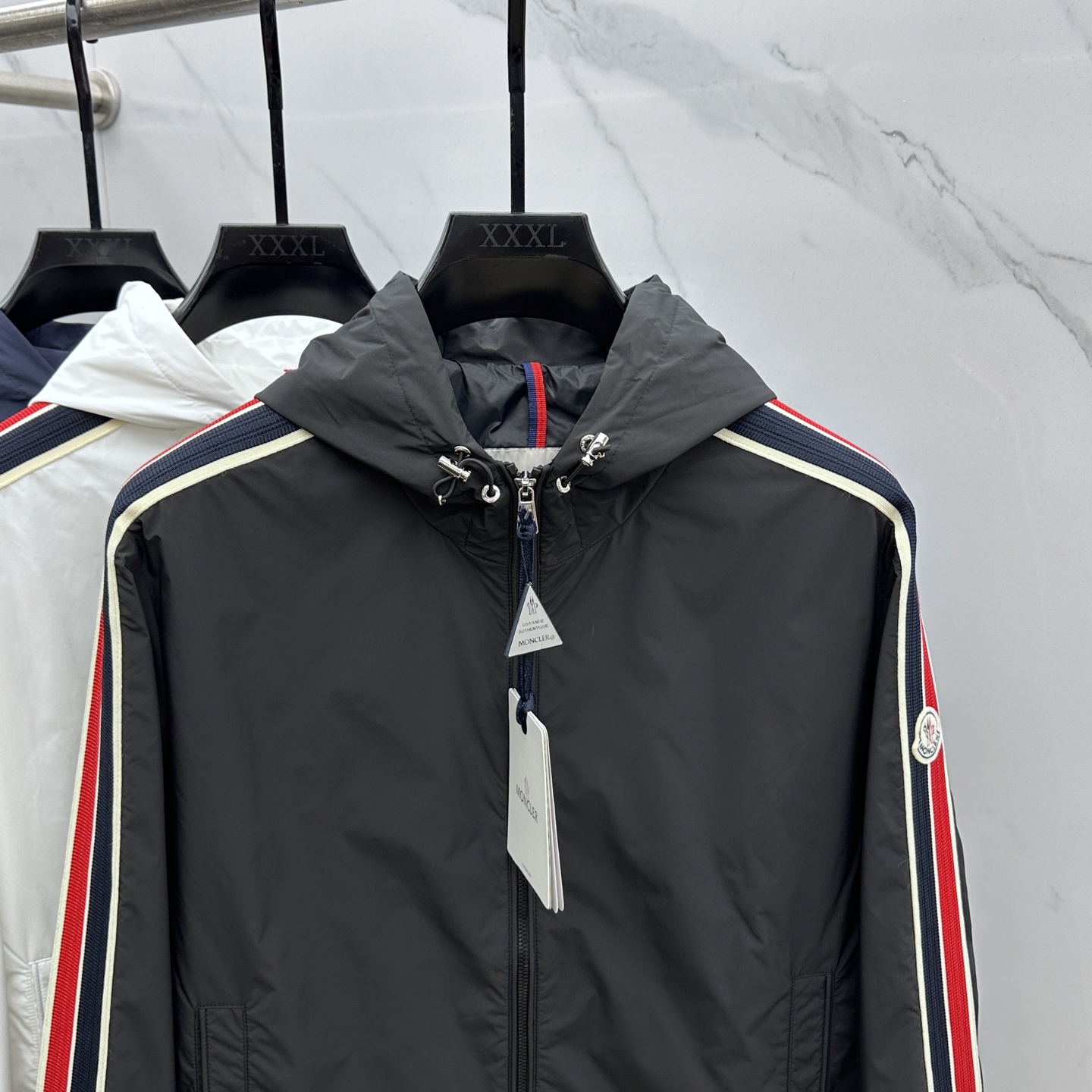 🆕Moncler蒙口 2025SS早秋侧边拼色织带设计连帽夹克外套，织物布面光洁细腻，呈现出细密的肌理和