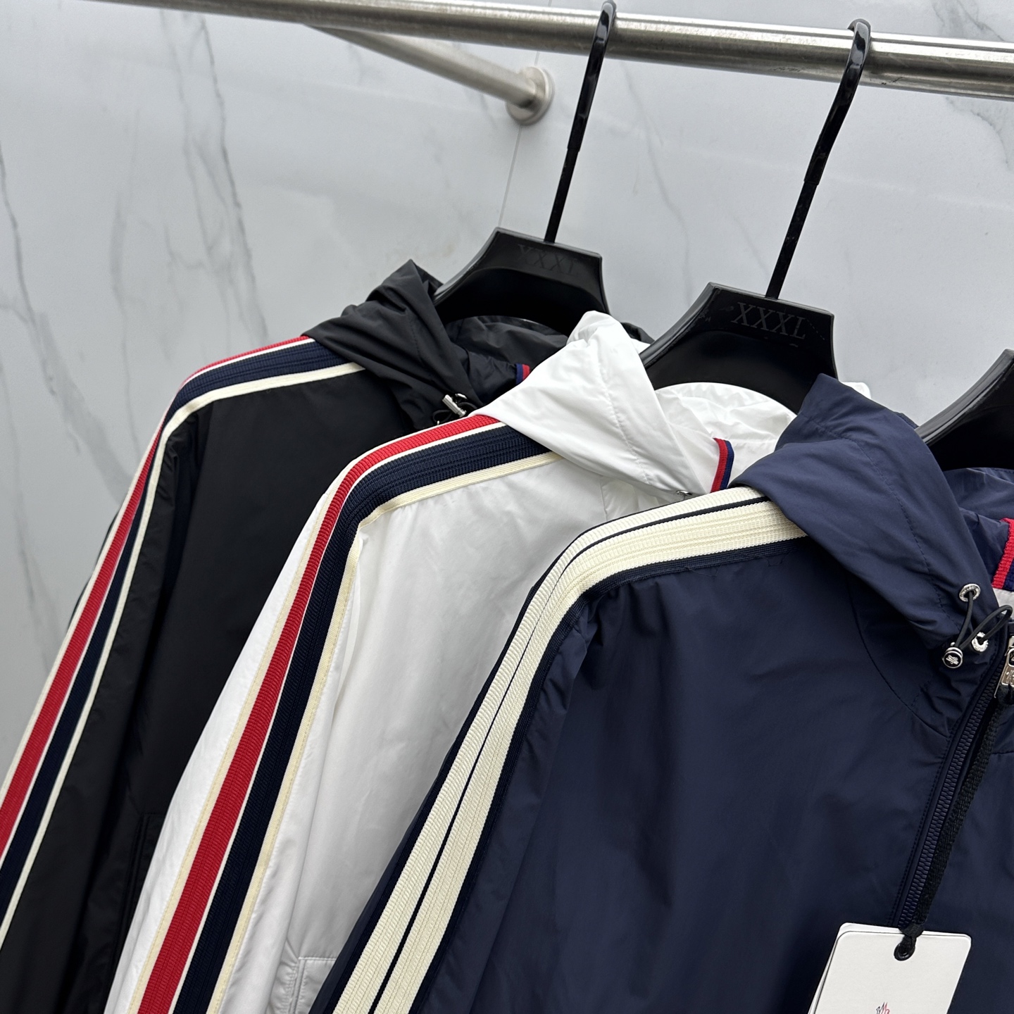 🆕Moncler蒙口 2025SS早秋侧边拼色织带设计连帽夹克外套，织物布面光洁细腻，呈现出细密的肌理和