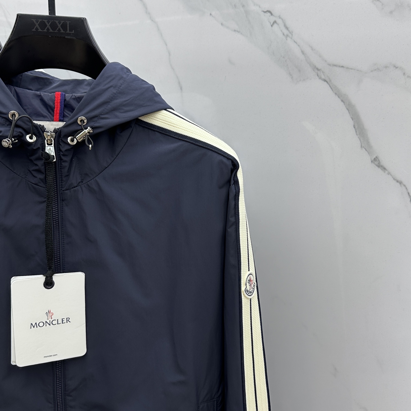 🆕Moncler蒙口 2025SS早秋侧边拼色织带设计连帽夹克外套，织物布面光洁细腻，呈现出细密的肌理和