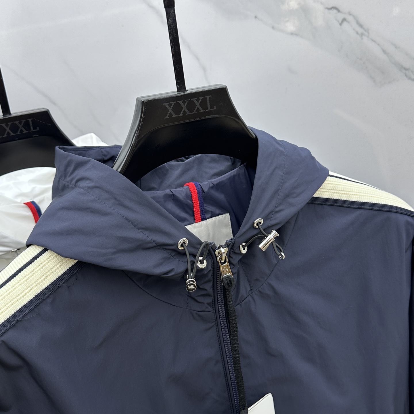 🆕Moncler蒙口 2025SS早秋侧边拼色织带设计连帽夹克外套，织物布面光洁细腻，呈现出细密的肌理和