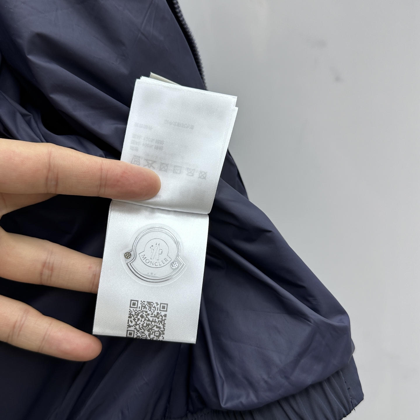 🆕Moncler蒙口 2025SS早秋侧边拼色织带设计连帽夹克外套，织物布面光洁细腻，呈现出细密的肌理和