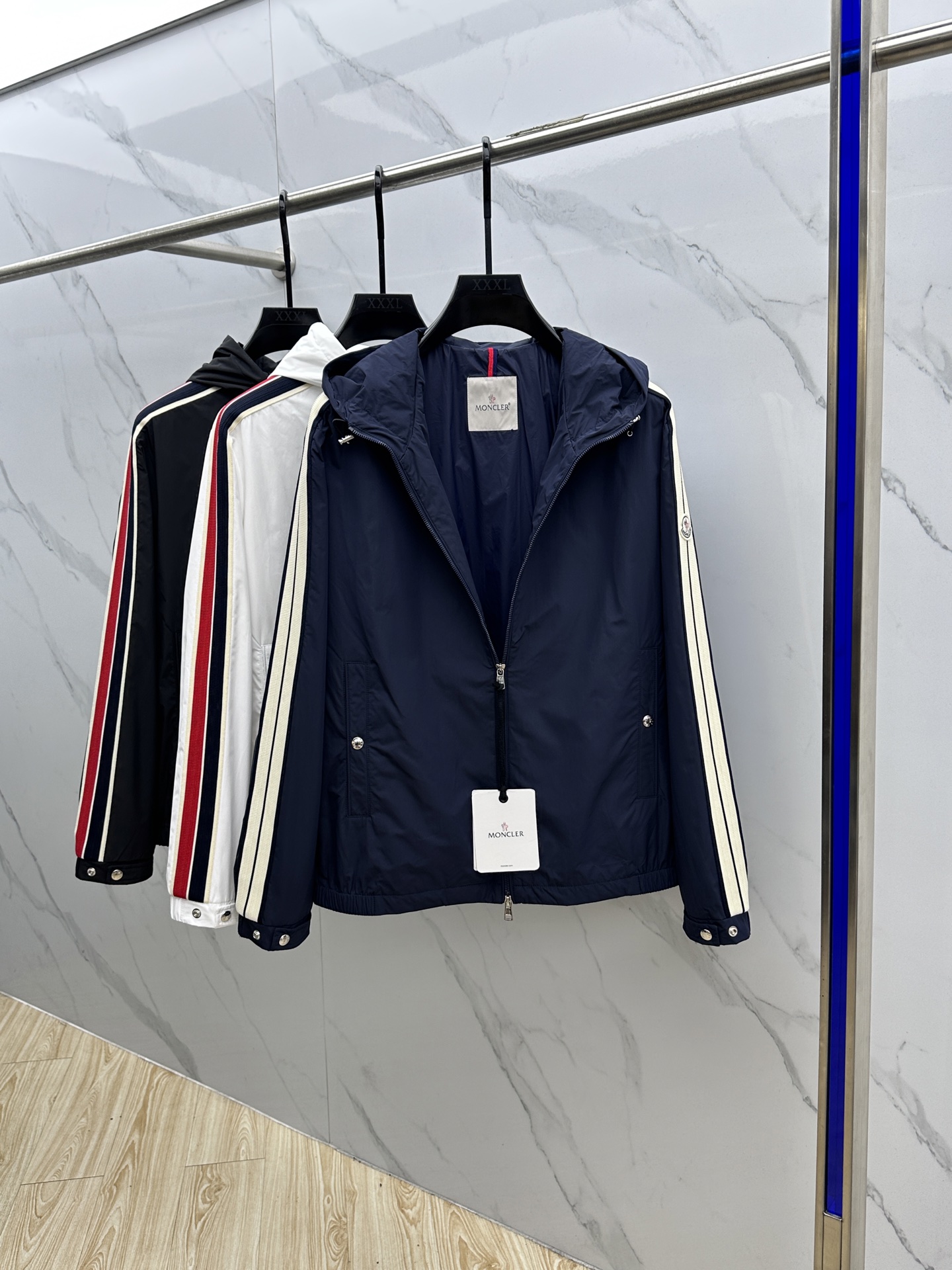 🆕Moncler蒙口 2025SS早秋侧边拼色织带设计连帽夹克外套，织物布面光洁细腻，呈现出细密的肌理和