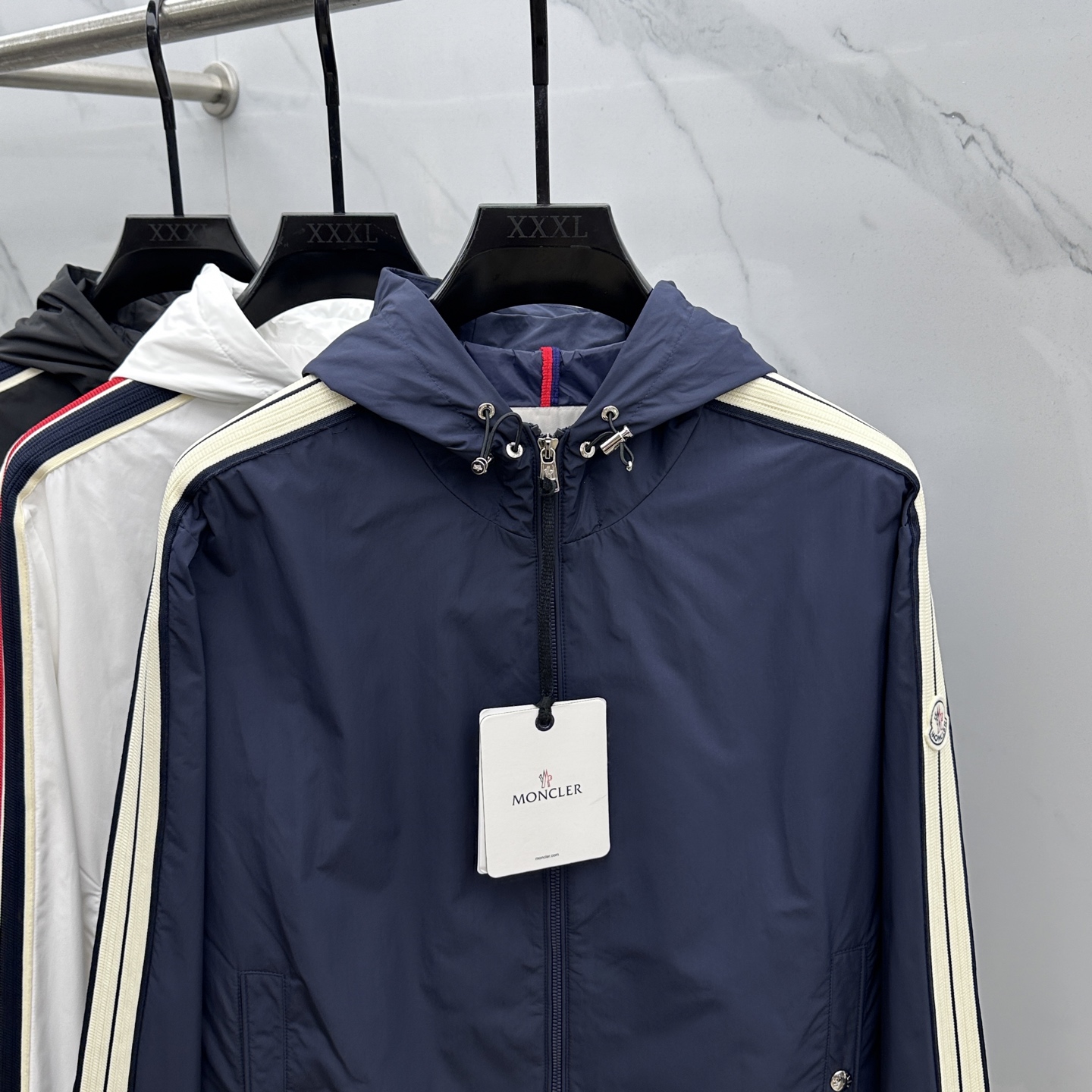 🆕Moncler蒙口 2025SS早秋侧边拼色织带设计连帽夹克外套，织物布面光洁细腻，呈现出细密的肌理和