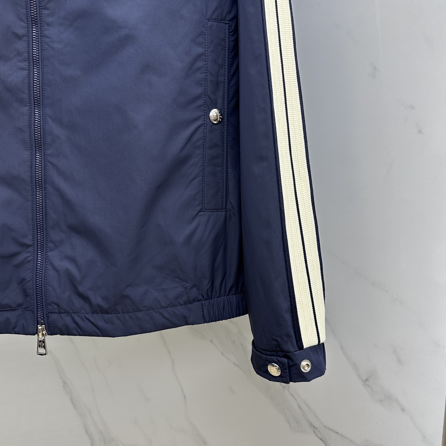 🆕Moncler蒙口 2025SS早秋侧边拼色织带设计连帽夹克外套，织物布面光洁细腻，呈现出细密的肌理和