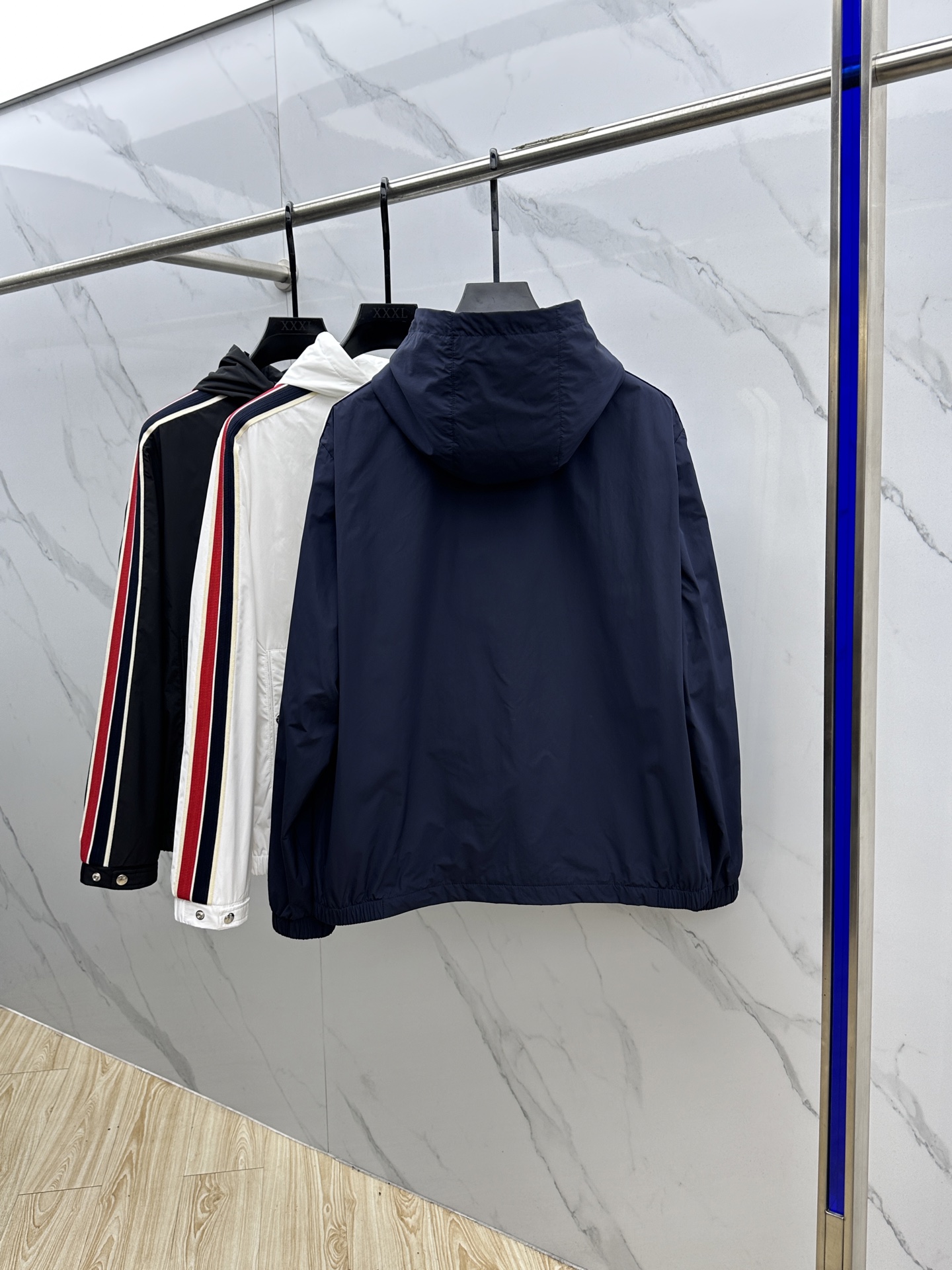 🆕Moncler蒙口 2025SS早秋侧边拼色织带设计连帽夹克外套，织物布面光洁细腻，呈现出细密的肌理和