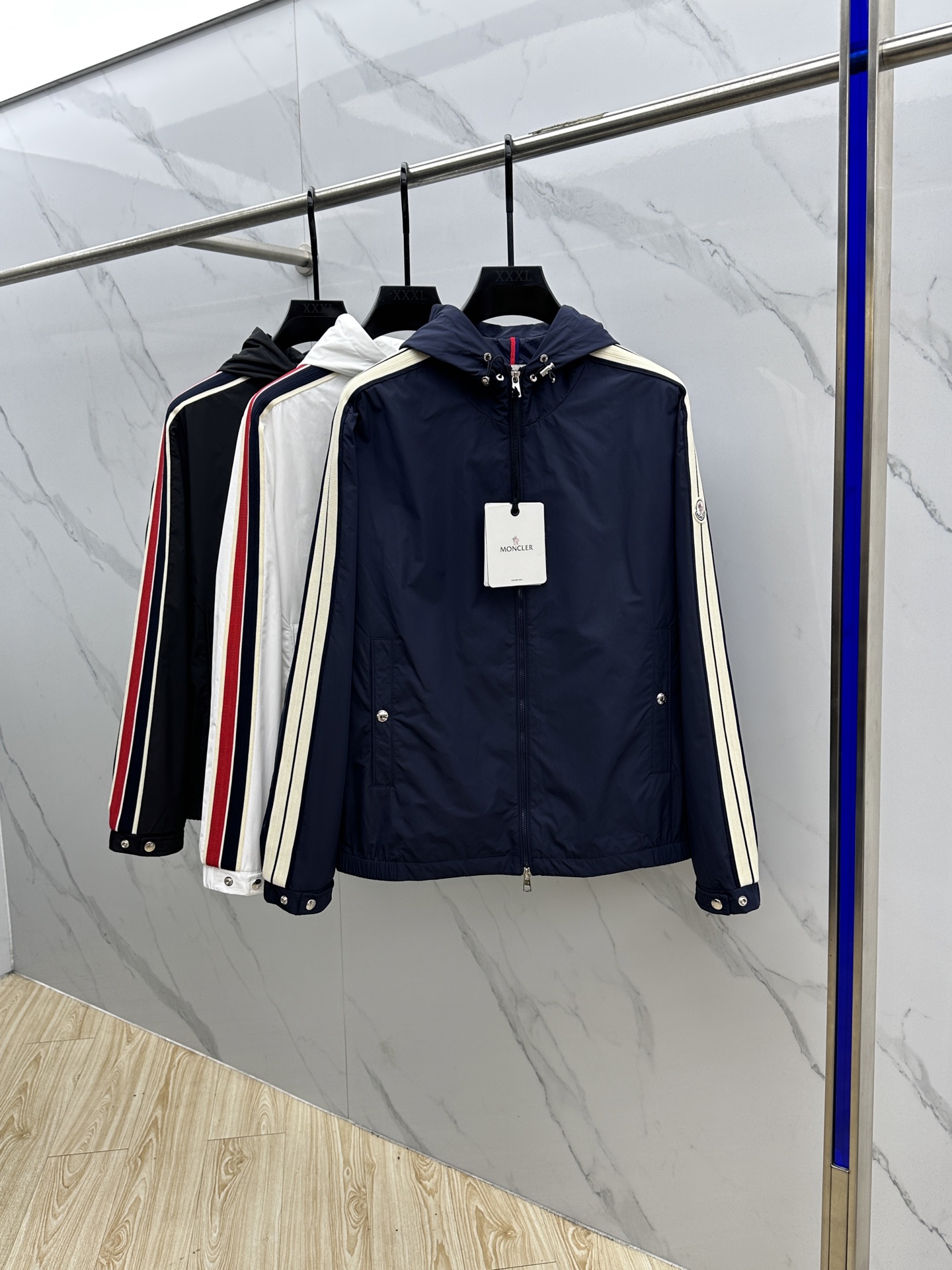 NO:568071,Moncler  2025SS early autumn hooded jacket with side color-blocking webbing design. The fabric surface is smooth and delicate, showing a fine texture and shimmer. It is soft, moderate, smooth and drapey. It is wear-resistant and does not pill. The fabric is firm and wrinkle-resistant.  It has strong moisture absorption and breathability. The inner layer of nylon is soft, warm and comfortable. The colorful striped webbing design on the sleeve side and the classic logo letters not only increase the sense of fashion, but also make it more recognizable and luxurious!  The neat and capable tailoring is paired with soft and delicate fabrics, which combine hardness and softness to create a natural sense of luxury, while still retaining a sexy style despite being chic!  The simple and capable design is full of temperament and elegance. Coupled with the neat tailoring technique, the shape of the upper and lower back is fit and docile, and the outline is straight and strong. It is definitely the best choice for those with taste!  dm size 48-56,,Moncler,jackets & coats,jackets & coats,hats,alexander wang19860909Moncler蒙口 2025SS早秋侧边拼色织带设计连帽夹克外套,织物布面光洁细腻,呈现出细密的肌理和微光感,柔软适中顺滑有垂感,抗磨不起球,面料牢固结实,抗皱性强,吸湿性与透气性都极为优越,内层尼龙,软糯保暖舒适,衣身袖侧彩色条纹织带设计,经典徽标字母,倍增时尚感的同时,其辨识度与奢华感更是毋庸置疑的！利落干练的剪裁搭配柔软细腻的面料,刚柔并济迸发出自然的高级感,在潇洒之下依然保留性感风格！简单干练的设计,富有气质又不失儒雅,加上利落的剪裁手法,使得上身后的版型合体服帖,轮廓挺拔硬朗,绝对是品味人士的不二之选！dm 尺码48-56,,Moncler,jackets & coats,jackets & coats,hats,alexander wang,Men's clothing