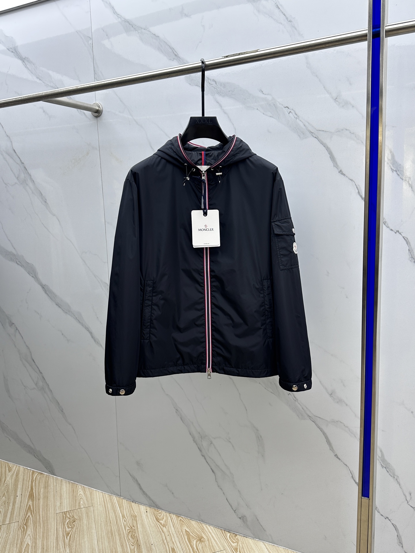 NO:568079,Moncler muzzle 2025ss early autumn new hooded jacket, sleeve arm pocket patch embroidered logo jacket, wearing it makes you feel comfortable and slim, lazy and casual, combined with clean and simple colors, it is particularly attractive, suitable for daily wear dm size 48-56,,Moncler,jackets & coats,jackets & coats,hats,alexander wang19860909Moncler蒙口 2025ss早秋新款连帽夹克外套,袖臂口袋仔章刺绣logo外套,穿上就是舒适自在又显瘦的存在,慵懒而随性,结合干净简单的色系就特别耐看,适合日常穿着dm 尺码48-56,,Moncler,jackets & coats,jackets & coats,hats,alexander wang,Men's clothing