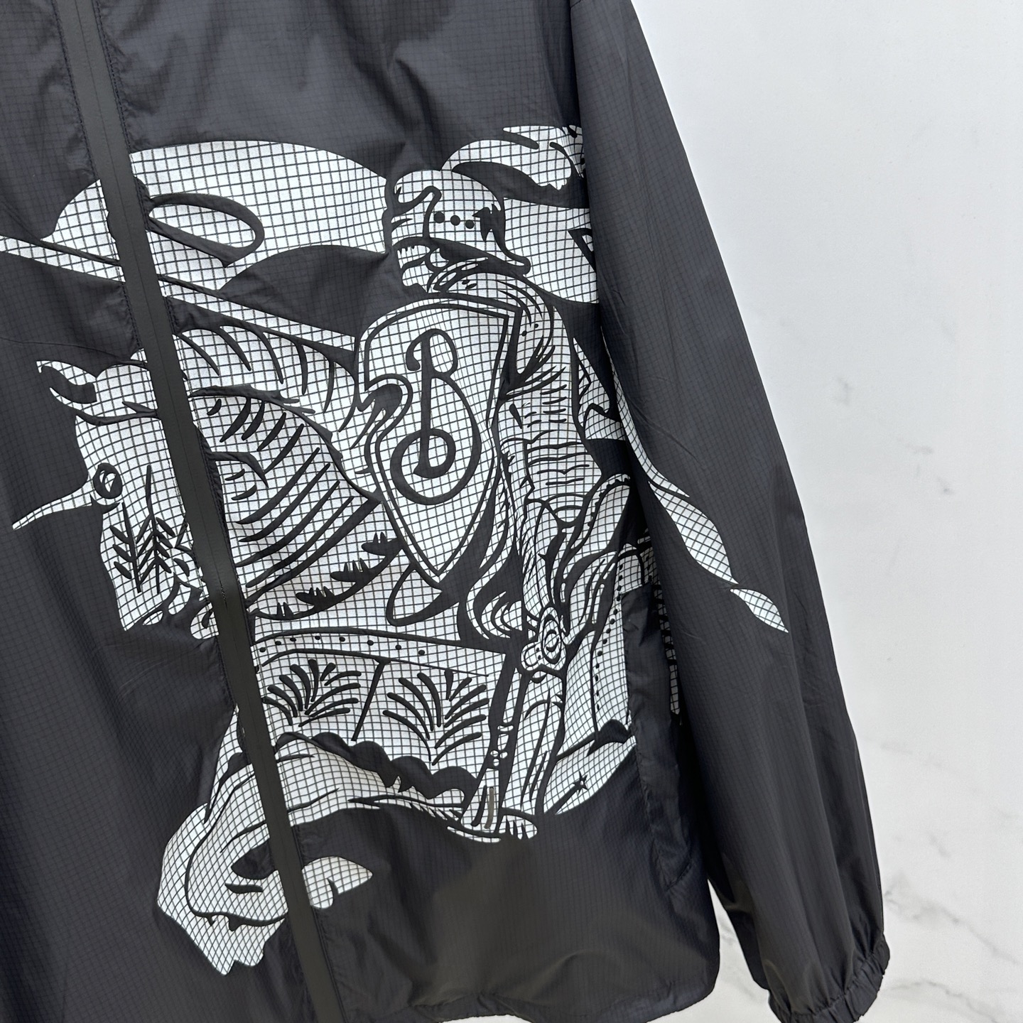 🆕Burberry 巴宝莉 马术骑士徽标 面料由高品质的尼龙面料，具有轻盈、耐磨、防风防水等特性，非常适