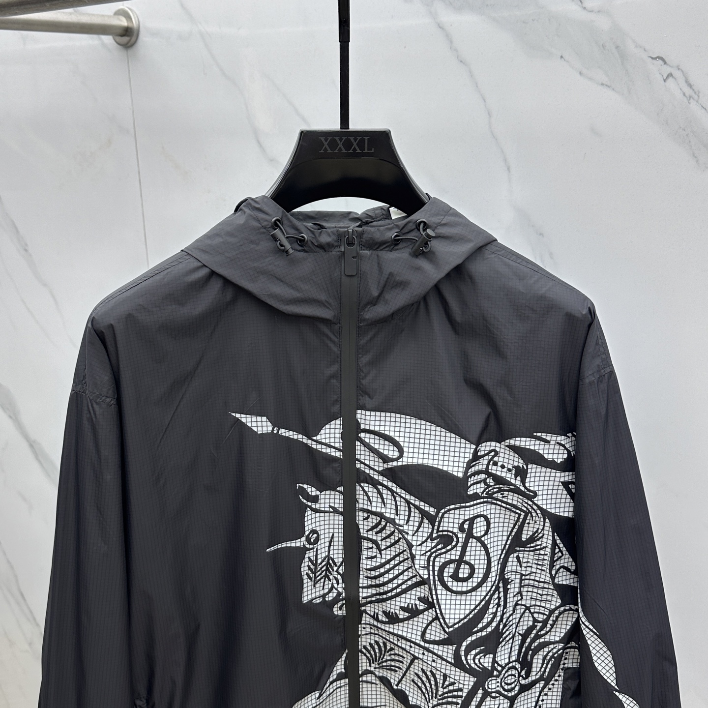 🆕Burberry 巴宝莉 马术骑士徽标 面料由高品质的尼龙面料，具有轻盈、耐磨、防风防水等特性，非常适