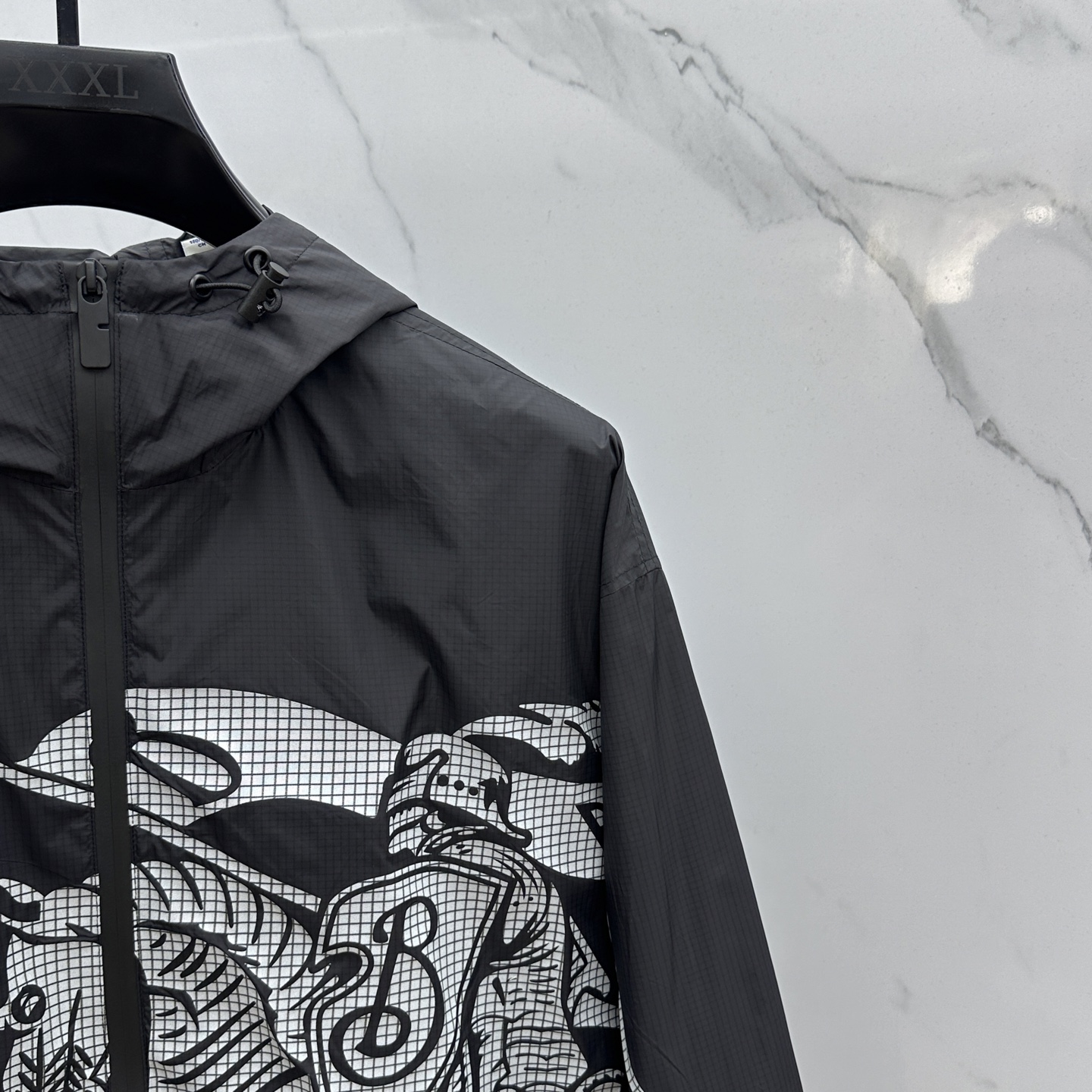 🆕Burberry 巴宝莉 马术骑士徽标 面料由高品质的尼龙面料，具有轻盈、耐磨、防风防水等特性，非常适