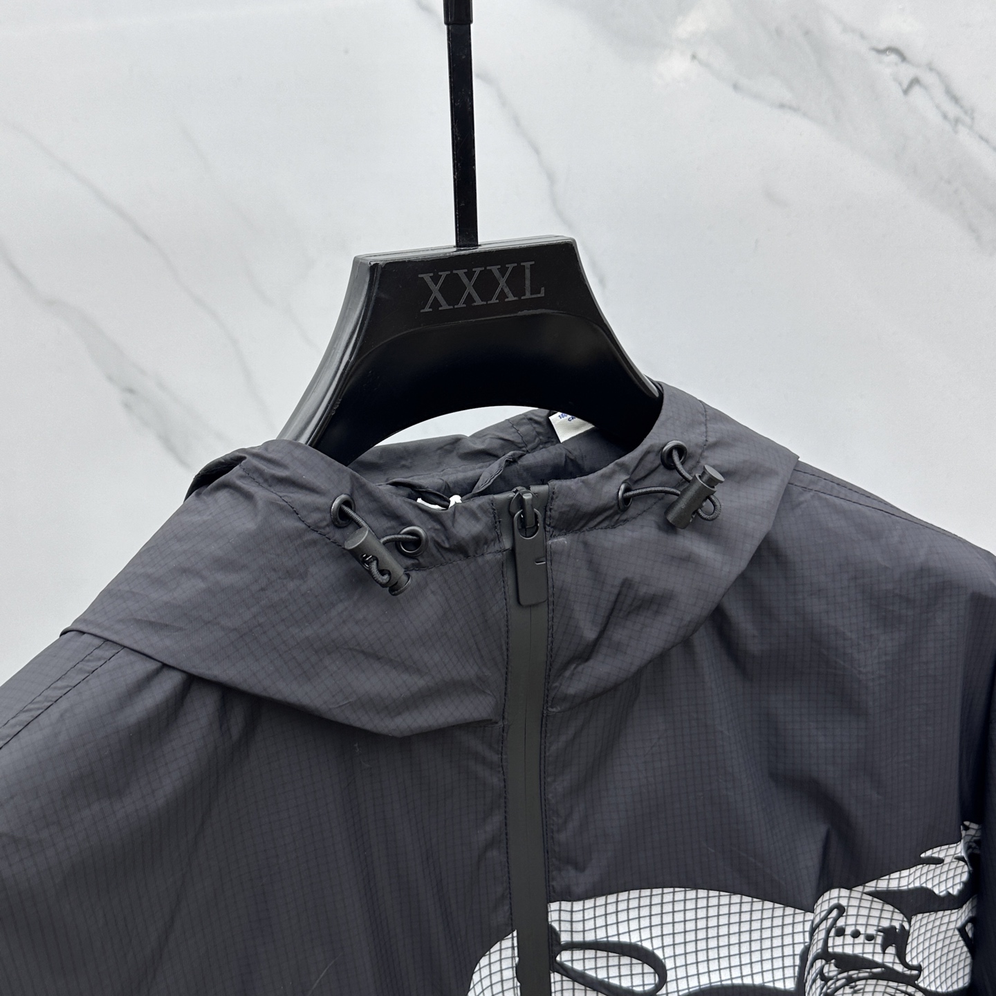 🆕Burberry 巴宝莉 马术骑士徽标 面料由高品质的尼龙面料，具有轻盈、耐磨、防风防水等特性，非常适