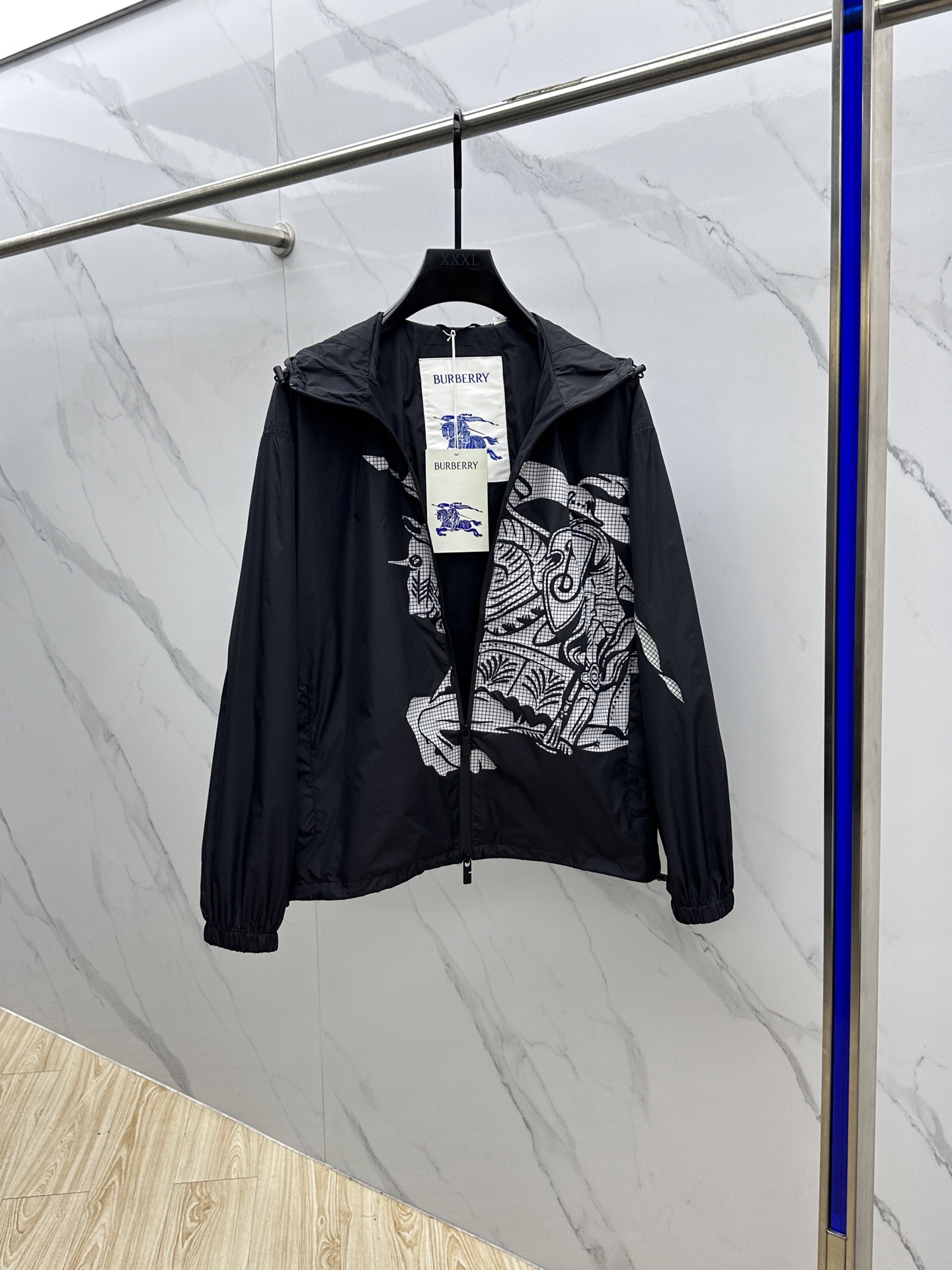 🆕Burberry 巴宝莉 马术骑士徽标 面料由高品质的尼龙面料，具有轻盈、耐磨、防风防水等特性，非常适