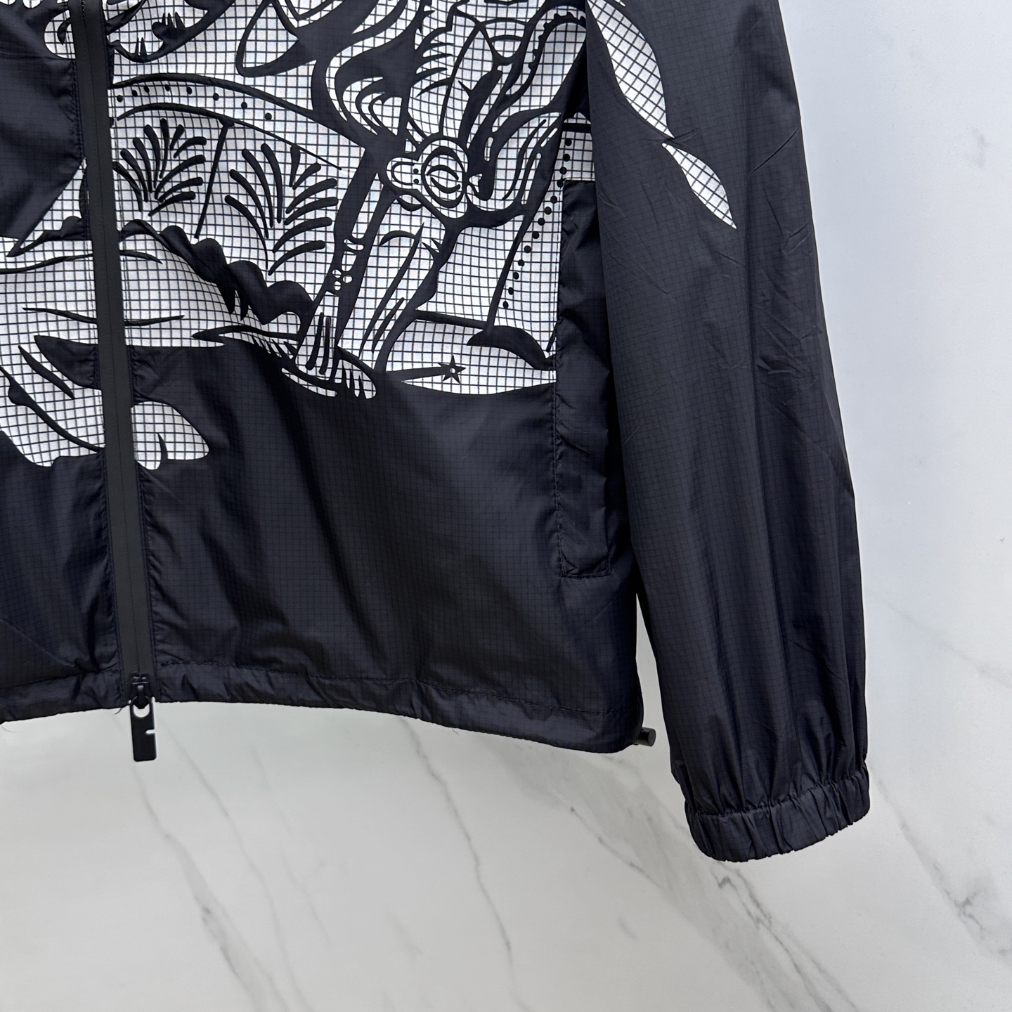 🆕Burberry 巴宝莉 马术骑士徽标 面料由高品质的尼龙面料，具有轻盈、耐磨、防风防水等特性，非常适