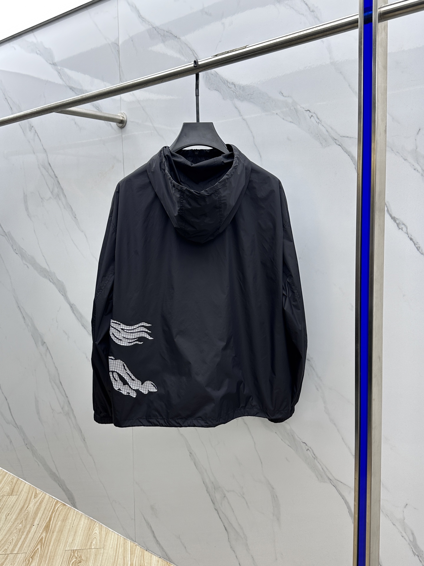 🆕Burberry 巴宝莉 马术骑士徽标 面料由高品质的尼龙面料，具有轻盈、耐磨、防风防水等特性，非常适