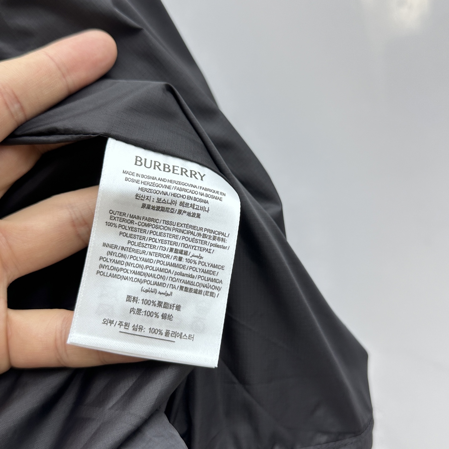 🆕Burberry 巴宝莉 马术骑士徽标 面料由高品质的尼龙面料，具有轻盈、耐磨、防风防水等特性，非常适