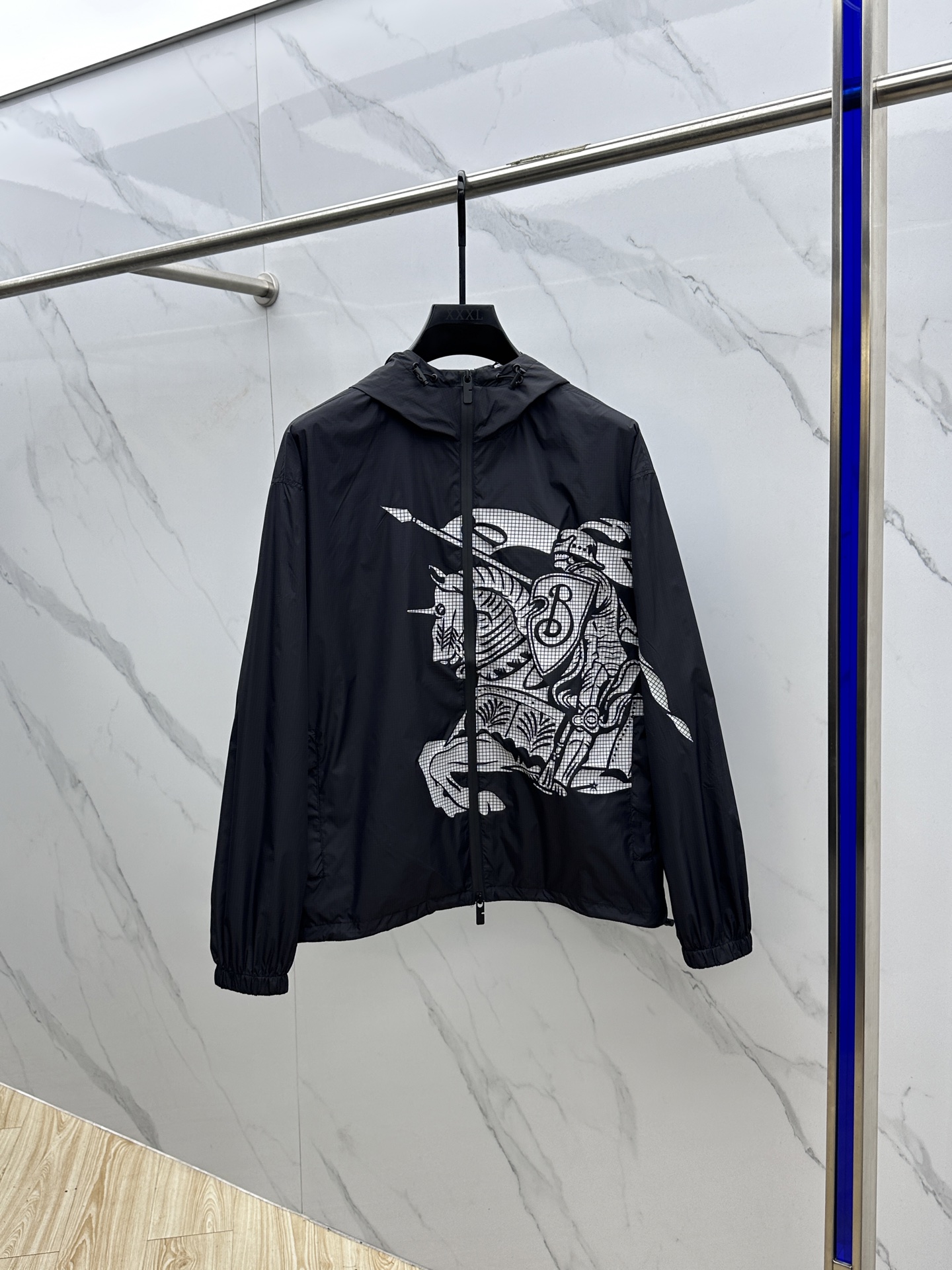 NO:568086,Burberry Equestrian Knight Logo fabric is made of high-quality nylon fabric, which is lightweight, wear-resistant, windproof and waterproof, and is very suitable for casual wear. In the fabric processing, special waterproof coating treatment technology is used to enhance its waterproof performance. Cutting and sewing According to the design drawings, the fabric is cut into the required shape and size. Advanced sewing equipment and technology are used to sew the fabrics together to form an overall structure.  During the sewing process, special attention is paid to detail processing, such as the sewing of zippers, pockets, cuffs, etc., to ensure their firmness and beauty. The logo pattern needs to be restored very accurately. Logo and printing processing The Equestrian Knight logo (EKD) and B-shaped zipper puller are decorated with glue printing to highlight the brand characteristics. The printing process uses environmentally friendly and washable pigments to ensure that the printing is durable and bright.   The drawstring hood and hem design can adjust the tightness according to weather changes, providing better protection. Finishing and Inspection Perform finishing treatments on the sewn pieces, such as ironing, thread removal, etc., to make them smoother and more beautiful. Conduct strict quality inspection se SIZE: S-XL,, burberry, burberry, hats, alexander wang19860909Burberry 巴宝莉 马术骑士徽标 面料由高品质的尼龙面料,具有轻盈、耐磨、防风防水等特性,非常适合制作休闲.在面料处理上,采用特殊的防水涂层处理技术,以增强其防水性能. 裁剪与缝制 根据设计图纸,将面料裁剪成所需形状和尺寸. 使用先进的缝制设备和技术,将面料缝制在一起,形成的整体结构. 在缝制过程中,特别注意细节处理,如拉链、口袋、袖口等部位的缝制,确保其牢固度和美观度. 需要非常精准的还原徽标图案 徽标与印花处理 通过胶浆印花将马术骑士徽标（EKD）和B字型拉链头装饰在上,彰显品牌特色. 印花处理采用环保、耐洗的颜料,确保印花持久、鲜艳. 抽绳式连帽与衣摆设计,可根据天气变化调整松紧度,提供更好的防护效果. 后整与检验 对缝制好的进行后整处理,如熨烫、去线头等,使其更加平整、美观. 进行严格的质量检验se SIZE:S-XL,,burberry,burberry,hats,alexander wang,Men's clothing