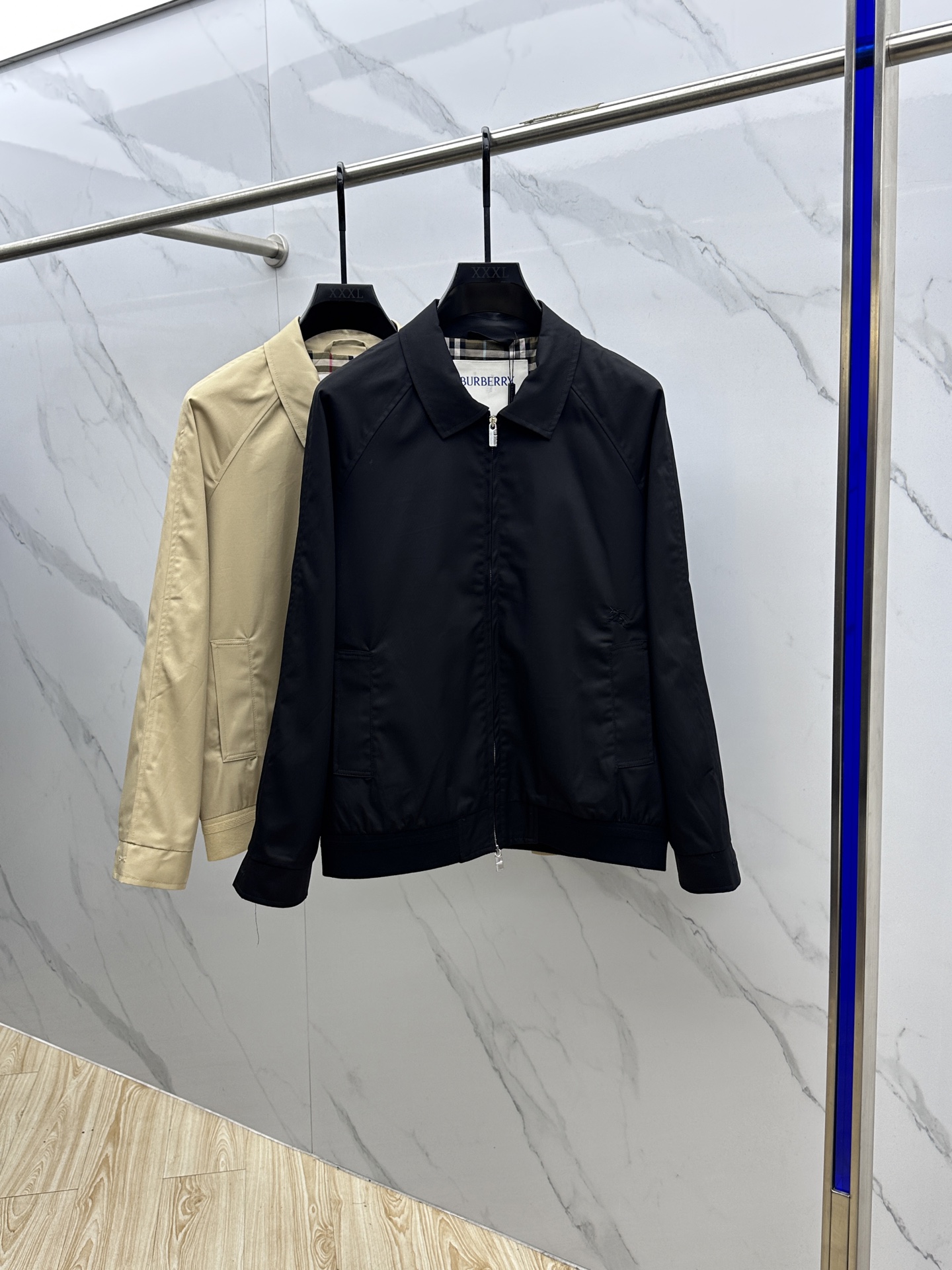 NO:568091,Burberry's latest high-version neckline (latest big label) 2025 FW early autumn new release. Burberry lapel jacket, autumn hot jacket, plaid lining, war horse embroidered jacket. Wearing it makes you feel comfortable and slim, lazy and casual, combined with clean and simple colors, it is particularly attractive and suitable for daily wear~ We are launching sports items decorated with vibrant prints!  se sizes S-XXL are complete,,burberry,burberry,jackets & coats,jackets & coats,alexander wang19860909Burberry巴宝莉 高版本领口最新大标） 2025FW早秋新款发布 巴宝莉翻领夹克外套,秋季爆款外套,格子内里,战马刺绣款外套,穿上就是舒适自在又显瘦的存在,慵懒而随性,结合干净简单的色系就特别耐看,适合日常穿着~倾情推出缀饰活力印花的运动单品！se 尺码S-XXL三标齐全,,burberry,burberry,jackets & coats,jackets & coats,alexander wang,Men's clothing