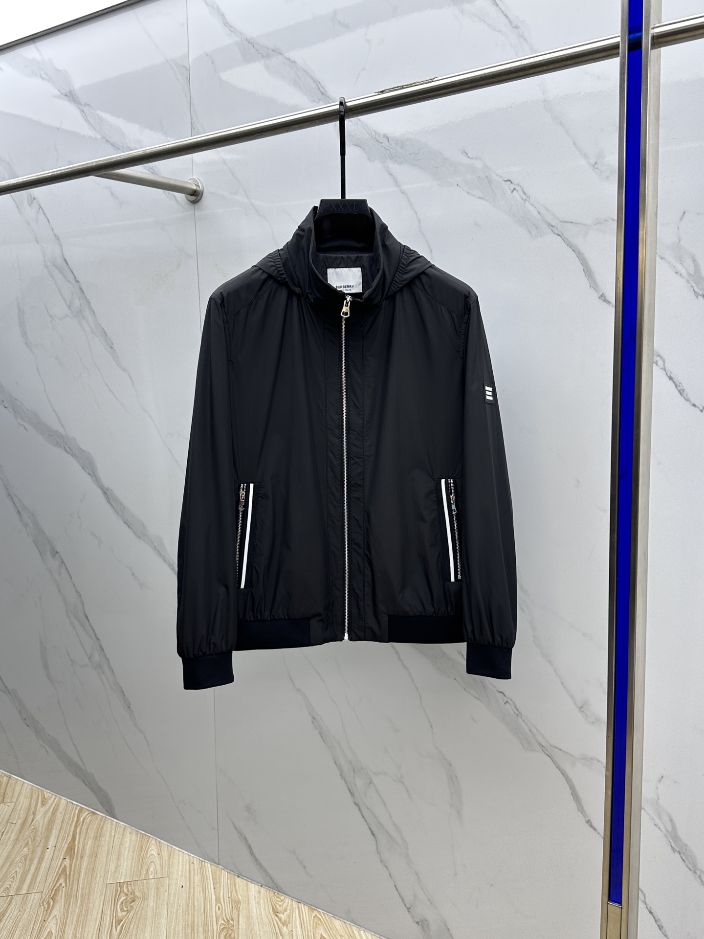 NO:537747,Burberry Burberry 2025 autumn and winter new old-fashion thin cotton jacket Original custom hardware accessories are fully imported and customized. Welcome to compare Super soft Super heavy fabrics with a perfect fit. Pay attention to the super comfortable fabric. Exclusive model. Non-market goods. Same as men and women. AL. Size M-3XL,,burberry,burberry, jackets & coats,alexander wang19860909Burberry巴宝莉 2025秋冬新款老花薄棉夹克 原版订制五金配件全进口原版定制 欢迎对比 超柔软 超级重面料做工杠杠的版型完美 注意面料超舒服 独家款 非市场货 男女同款AL 尺码M-3XL,,burberry,burberry,jackets & coats,alexander wang,Men's clothing