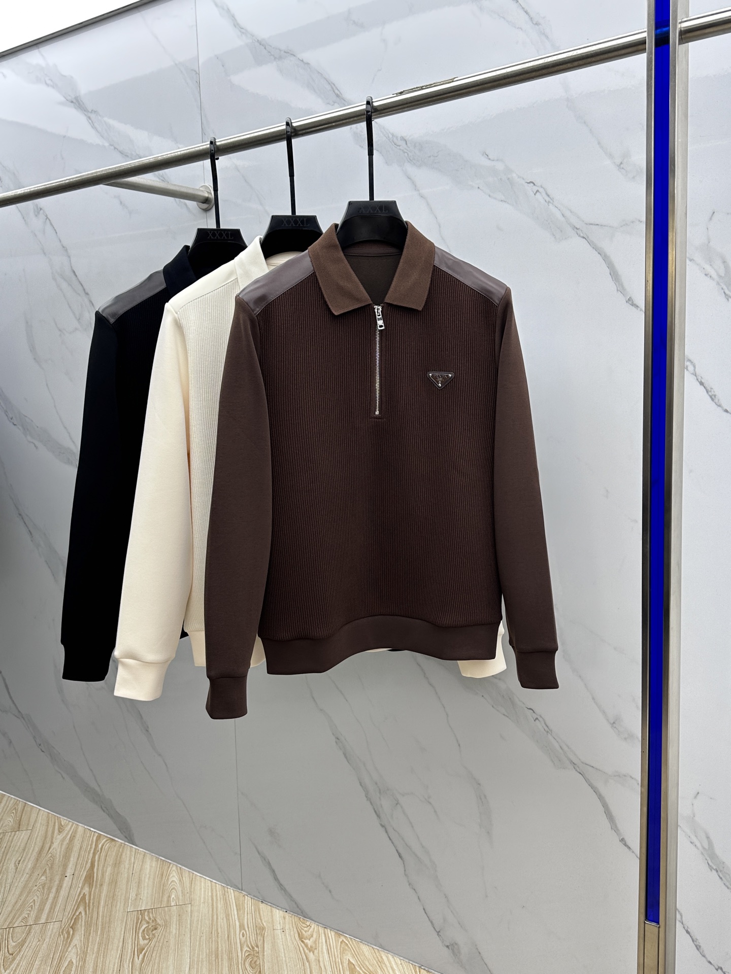 NO:563867,Prada 2025ss new early autumn lapel and leather zipper sweatshirt. Exclusively customized air-layer cotton fabric, simple and elegant, clean and neat tailoring, soft and dry to the touch, and the upper body effect is crisp and stylish. Three-dimensional cutting technology, the version is of high standards, appropriate and beneficial silhouette version!  It's not tight at all, and with so many top-quality raw materials, it creates a high-end product with unparalleled value, and the upper body effect is super good-looking!  023 size M-3XL,,prada,prada,hoodie,sweatshirts,alexander wang19860909Prada普拉达 2025ss早秋新品翻领拼皮拉链卫衣.独家定制空气层棉面料,简单大方 干净利落剪裁 ,手感软糯干爽,上身效果挺括有型.立体裁剪工艺,版型上都是高标准,恰当好处的廓型版！又恰恰不紧绷,如此众多的顶级原料,打造出价值感无与伦比的高端产品,上身效果超级好看！023 尺码M-3XL,,prada,prada,hoodie,sweatshirts,alexander wang,Men's clothing