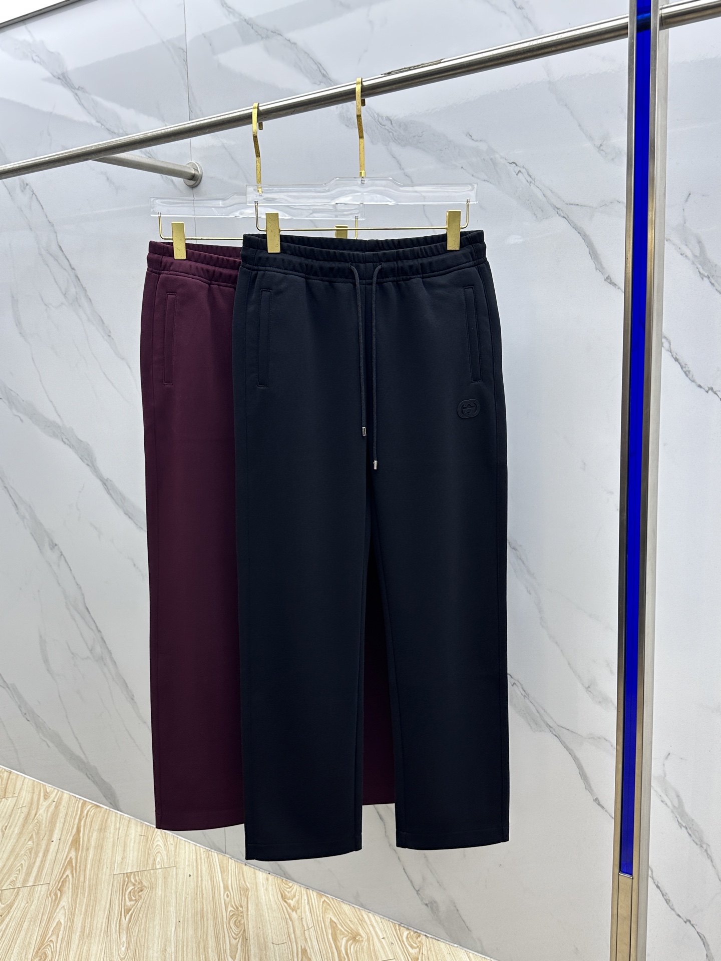 NO:565965,High-quality Gucci 2025 autumn and winter new casual pants, thickened, three-dimensional positioning brand LOGO, high-end version, customized technical fabrics, quick-drying, breathable and comfortable, with fine details and workmanship, brand element design concept, reflecting high quality. It feels delicate and soft!  It presents a casual cut, with a flat mouth and slightly wide feet, and an awesome upper body shape!  Size M-3XL,,gucci,gucci,alexander wang19860909高货Gucci古驰 2025秋冬新款休闲裤加厚 立体定位品牌LOGO 高端版本,定制科技面料 速干透气舒适度高,细节、做工细腻,品牌元素设计理念,体现高品质.手感细腻柔软！呈现休闲裁剪,平口收脚微阔,as上身版型超赞！ 码数M-3XL,,gucci,gucci,alexander wang,Men's clothing