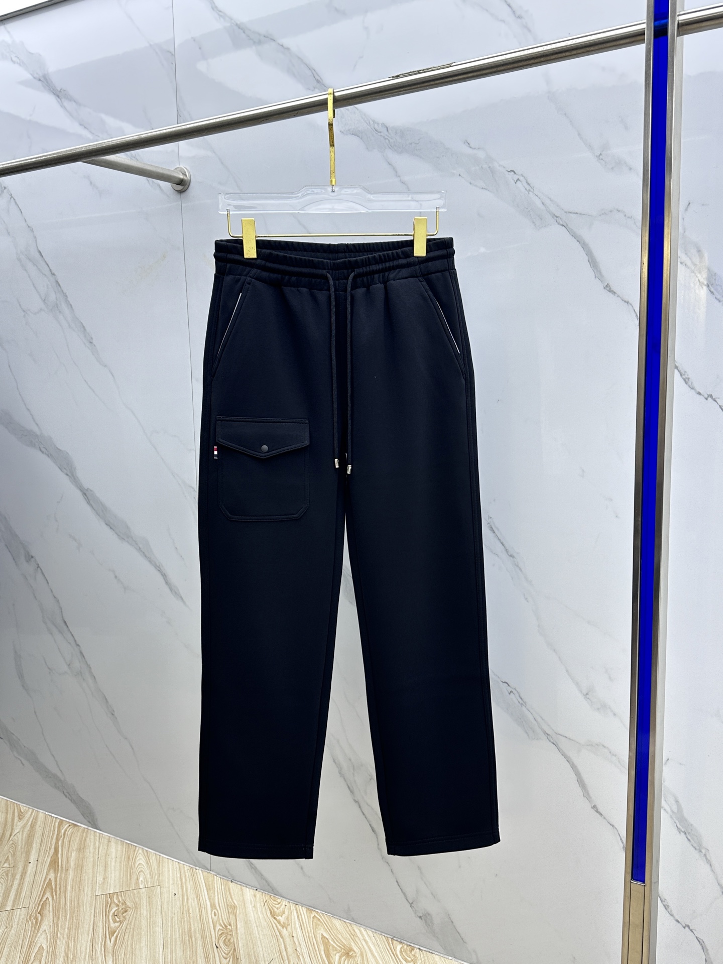 NO:565968,High-quality Moncler muzzle 2025 autumn and winter new casual pants thickened and composite, three-dimensional positioning brand LOGO, high-end version, customized technical fabrics, high breathability and comfort, details and exquisite workmanship, brand element design concept, reflecting high quality. It feels delicate and soft!  It presents a casual cut, with a flat mouth and slightly wide feet, and an awesome upper body shape!  Size M-3XL,,Moncler,alexander wang19860909高货Moncler蒙口 2025秋冬新款休闲裤加厚复合 立体定位品牌LOGO 高端版本,定制科技面料 透气舒适度高,细节、做工细腻,品牌元素设计理念,体现高品质.手感细腻柔软！呈现休闲裁剪,平口收脚微阔,as上身版型超赞！ 码数M-3XL,,Moncler,alexander wang,Men's clothing