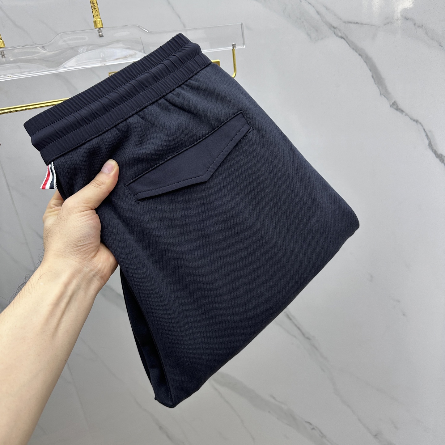 NO:565973,High-quality Moncler muzzle 2025 autumn and winter new casual pants, three-dimensional positioning brand LOGO, high-end version, customized high-end technical fabrics, plain weave perfect waistband, high breathability and comfort, details and workmanship, brand element design concept, reflecting high quality. It feels delicate and soft!  It presents a casual cut, with a flat mouth and slightly wide feet, and an awesome upper body shape!  Size M-4XL,,Moncler,alexander wang19860909高货Moncler蒙口 2025秋冬新款休闲裤 立体定位品牌LOGO 高端版本,定制高级科技面料 平纹完美腰头 透气舒适度高,细节、做工细腻,品牌元素设计理念,体现高品质.手感细腻柔软！呈现休闲裁剪,平口收脚微阔,as上身版型超赞！ 码数M-4XL,,Moncler,alexander wang,Men's clothing