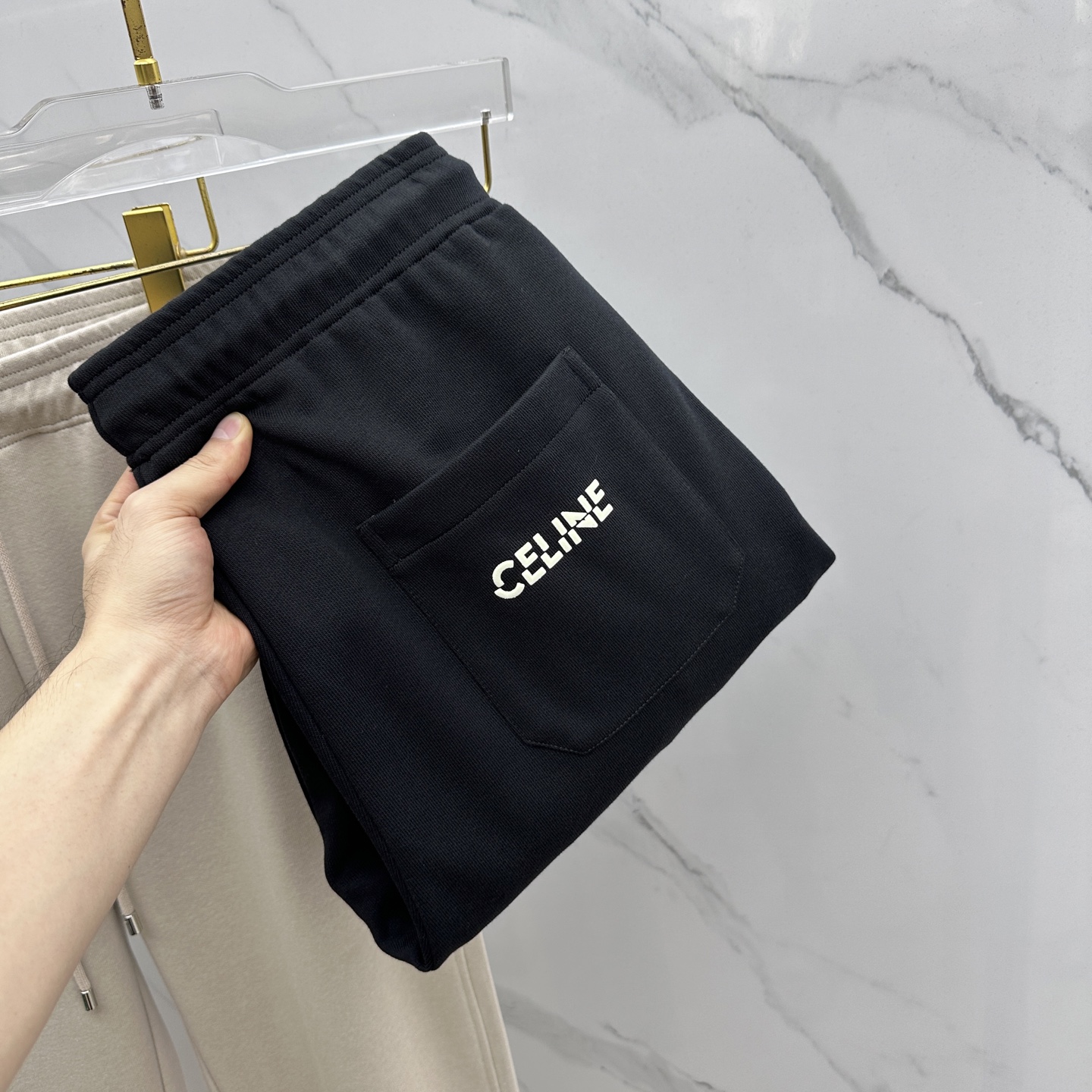 NO:565978,High-quality Celine Celine 2025 autumn and winter new casual pants with thickening, three-dimensional positioning brand LOGO, high-end version, customized high-end technical fabrics, plain weave perfect waistband, high breathability and comfort, details and exquisite workmanship, brand element design concept, reflecting high quality. It feels delicate and soft!  It presents a casual cut, with a flat mouth and slightly wide feet, and an awesome upper body shape!  Size M-3XL,,celine,alexander wang19860909高货Celine塞林 2025秋冬新款休闲裤加厚 立体定位品牌LOGO 高端版本,定制高级科技面料 平纹完美腰头 透气舒适度高,细节、做工细腻,品牌元素设计理念,体现高品质.手感细腻柔软！呈现休闲裁剪,平口收脚微阔,as上身版型超赞！ 码数M-3XL,,celine,alexander wang,Men's clothing