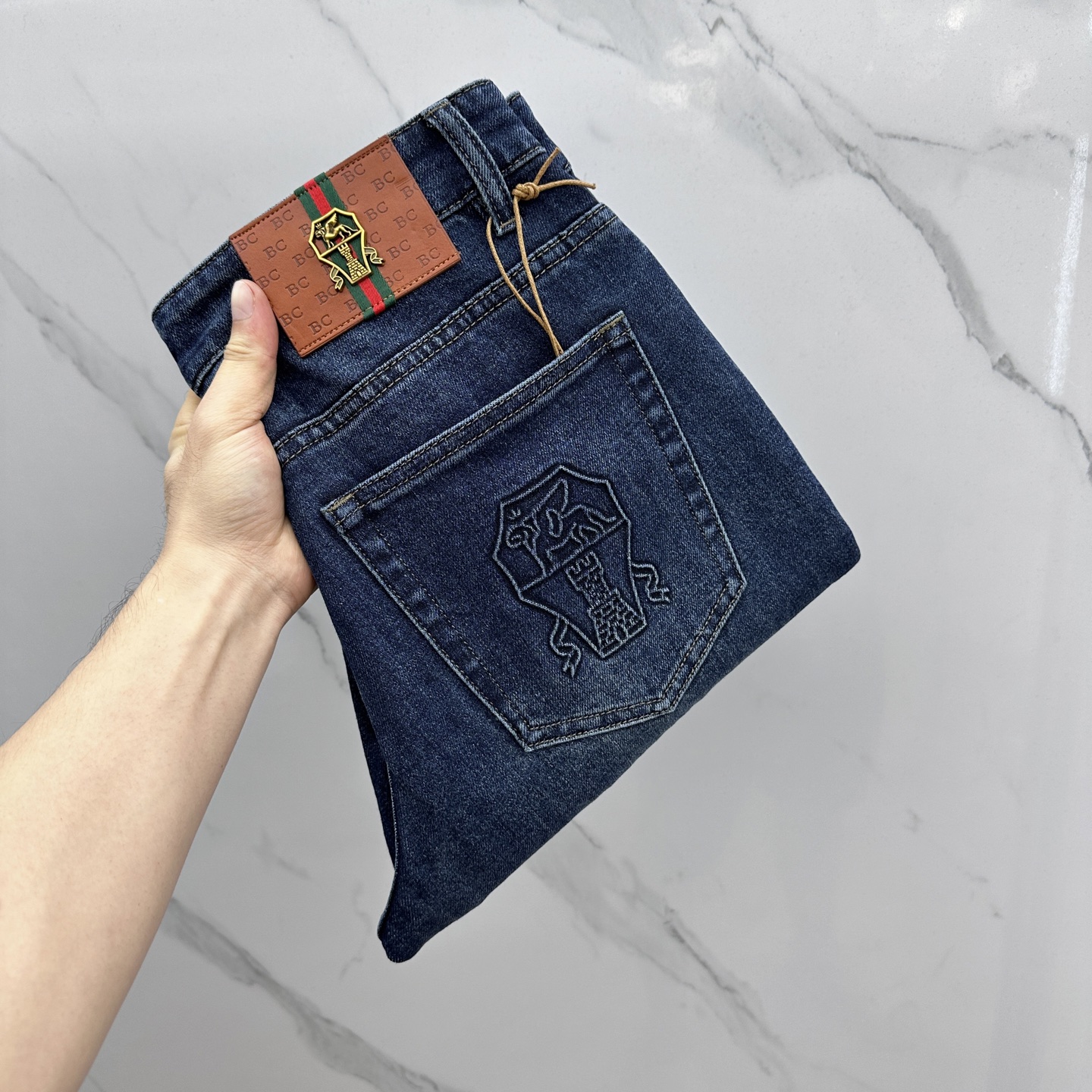 NO:565983,Gucci Gucci high-end customization, 2025 early autumn latest jeans, simultaneous sale at the counter, original customized replica, customer-supplied hardware accessories, original quality, imported solid color denim fabric, heavy washing, fine workmanship and routing, excellent upper body!  Preferred item, complete with three standards, AX original product, code number 29-38, no 37,, gucci, gucci, jeans, alexander wang19860909Gucci古驰 高端定制、2025早秋最新款牛仔裤 柜台同步发售 原版定制复刻 客供五金辅料 原单品质 进口固色牛仔面料 重工洗水 做工走线精细 上身绝佳！优选单品 三标齐全 AX原单出品 码数29-38无37,,gucci,gucci,jeans,alexander wang,Men's clothing