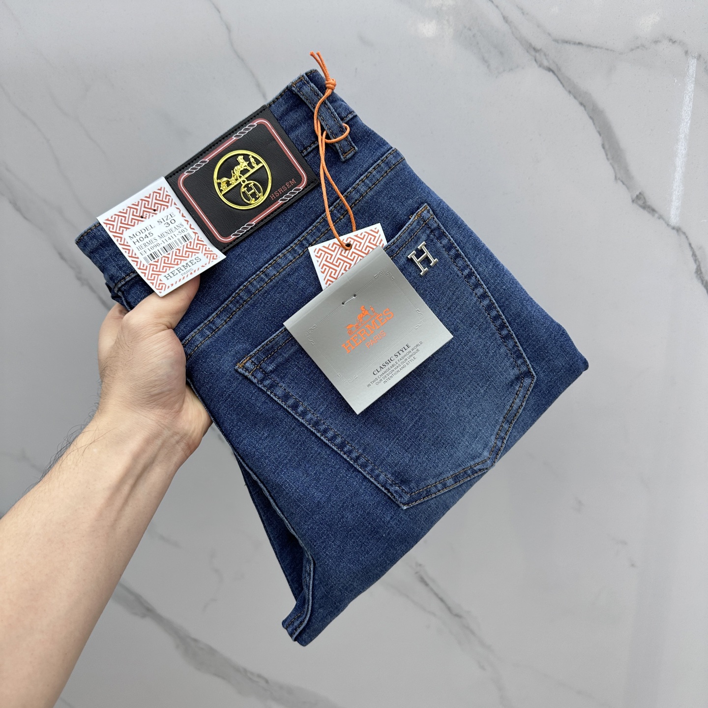 NO:565988,Hermes high-end customization, 2025 early autumn latest jeans, simultaneous sale at the counter, original customized replica, customer-supplied hardware accessories, original quality, imported solid color denim fabric, heavy washing, fine workmanship and routing, excellent upper body!  Preferred single product, complete with three standards, AX original product, code number 29-38, no 37,,hermes,hermes,jeans,alexander wang19860909Hermes爱马仕 高端定制、2025早秋最新款牛仔裤 柜台同步发售 原版定制复刻 客供五金辅料 原单品质 进口固色牛仔面料 重工洗水 做工走线精细 上身绝佳！优选单品 三标齐全 AX原单出品 码数29-38无37,,hermes,hermes,jeans,alexander wang,Men's clothing