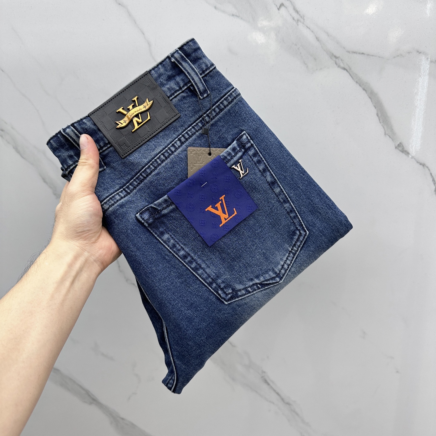 NO:547250,1V* Louis Vuitton, high-end customization, the latest jeans in early autumn 2025, are released simultaneously on the counter, original custom reproduction, customer-supplied hardware and accessories, original quality, imported fixed-color denim fabric, heavy-industrial washing, fine workmanship and excellent upper body!  Selected single products, complete three standards, original AX single product, number 29-38 without 37,,louis vuitton,jeans,alexander wang198609091V*路易威登 高端定制、2025早秋最新款牛仔裤 柜台同步发售 原版定制复刻 客供五金辅料 原单品质 进口固色牛仔面料 重工洗水 做工走线精细 上身绝佳！优选单品 三标齐全 AX原单出品 码数29-38无37,,louis vuitton,jeans,alexander wang,Men's clothing