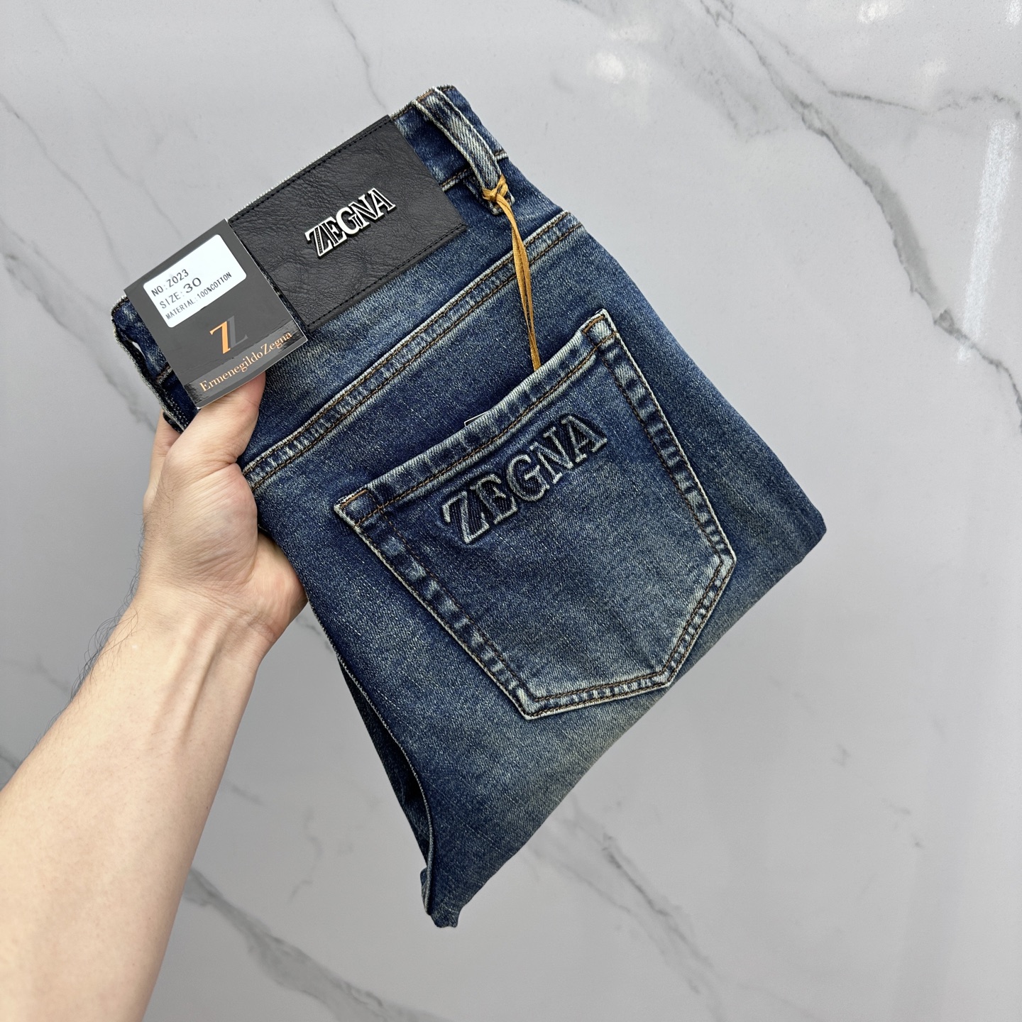 NO:547255,ZEGNA high-end customization, the latest jeans in early autumn 2025 are released simultaneously on the counter. Original custom reproduction. Customer-supplied hardware and accessories. Original quality. Imported fixed-color denim fabric. Heavy industry washing. Fine workmanship and excellent upper body!  Selected single products, complete three standards, original AX single product, number 29-38 without 37, zegna, jeans, alexander wang19860909ZEGNA 杰尼亚 高端定制、2025早秋最新款牛仔裤 柜台同步发售 原版定制复刻 客供五金辅料 原单品质 进口固色牛仔面料 重工洗水 做工走线精细 上身绝佳！优选单品 三标齐全 AX原单出品 码数29-38无37,,zegna,jeans,alexander wang,Men's clothing