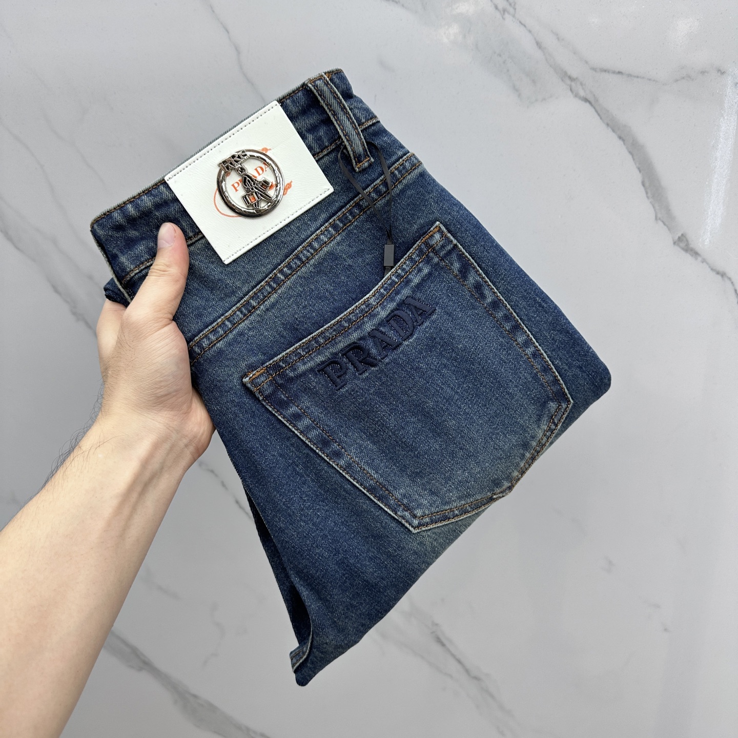 NO:547260,Prada Prada high-end customization, the latest jeans in early autumn 2025 are released simultaneously on the counter. Original custom reproduction. Customer-supplied hardware and accessories. Original quality. Imported fixed-color denim fabric. Heavy industry washing. Fine workmanship and excellent upper body!  Selected single products, complete three standards, original AX single product, number 29-38 without 37,,prada,prada,jeans,alexander wang19860909Prada普拉达 高端定制、2025早秋最新款牛仔裤 柜台同步发售 原版定制复刻 客供五金辅料 原单品质 进口固色牛仔面料 重工洗水 做工走线精细 上身绝佳！优选单品 三标齐全 AX原单出品 码数29-38无37,,prada,prada,jeans,alexander wang,Men's clothing