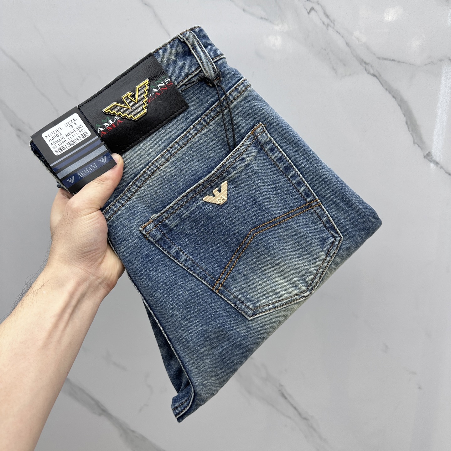 NO:547265,Amani Armani high-end customization, the latest jeans in early autumn 2025 are released simultaneously on the counter. Original custom reproduction. Customer-supplied hardware and accessories. Original quality. Imported fixed-color denim fabric. Heavy industry washing. Fine workmanship and excellent upper body!  Selected single products, complete three standards, original AX single product, number 29-38 without 37,,armani,jeans,alexander wang19860909Amani阿玛尼 高端定制、2025早秋最新款牛仔裤 柜台同步发售 原版定制复刻 客供五金辅料 原单品质 进口固色牛仔面料 重工洗水 做工走线精细 上身绝佳！优选单品 三标齐全 AX原单出品 码数29-38无37,,armani,jeans,alexander wang,Men's clothing